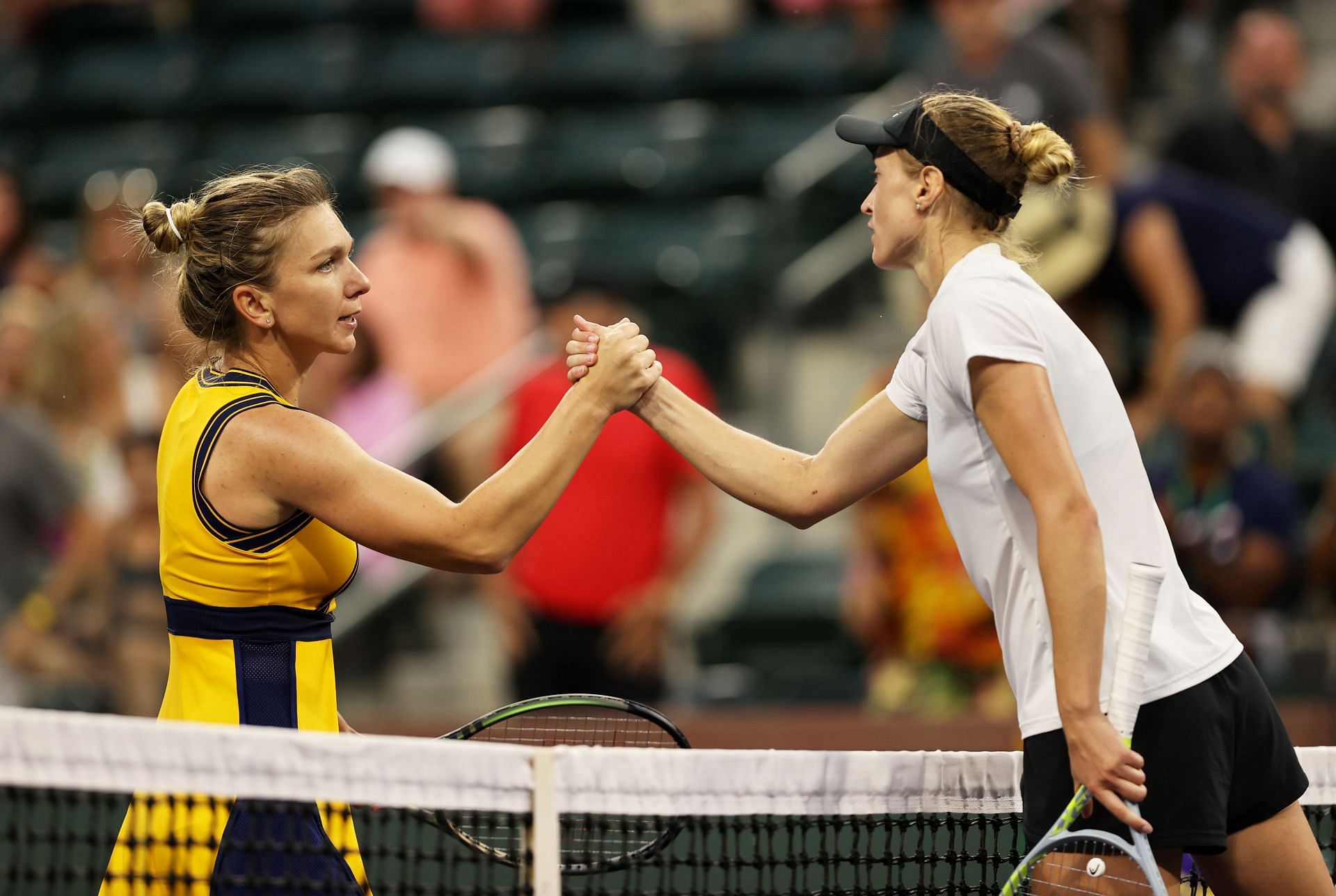 Simona Halep (L) and Aliaksandra Sasnovic.