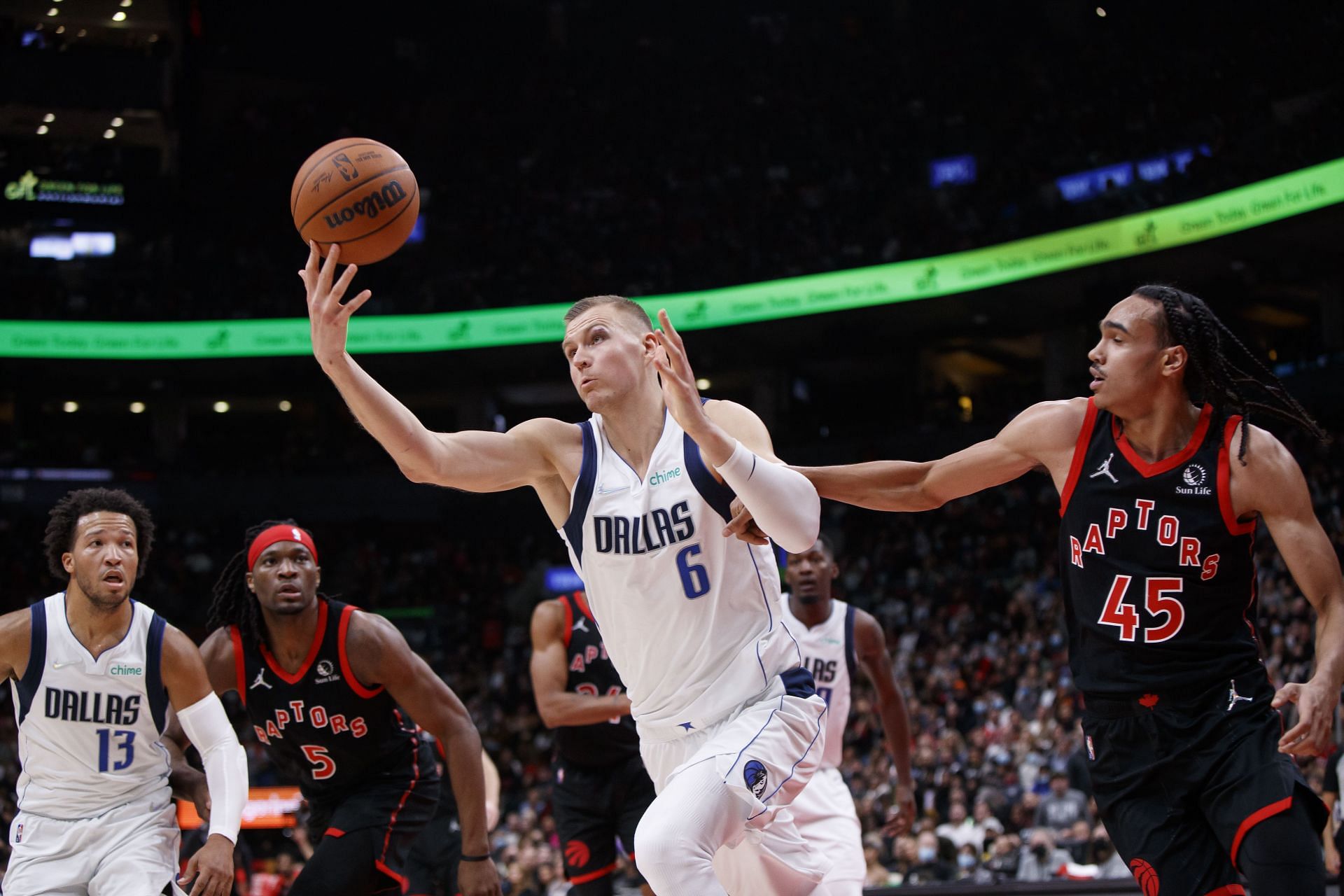 A snap from the Dallas Mavericks&#039; game against the Toronto Raptors.
