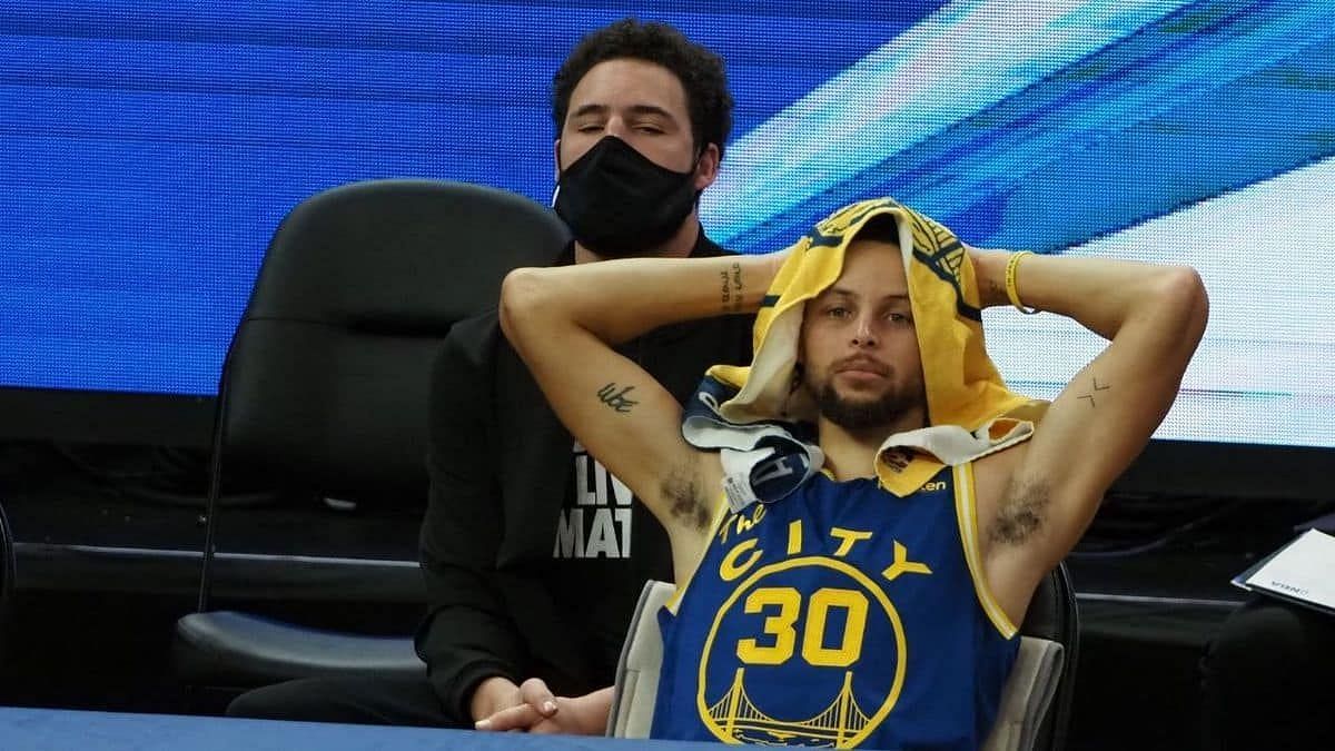 Stephen Curry and Klay Thompson of the Golden State Warriors on the bench