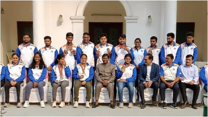 AAI President Arjun Munda meets Indian archers in Delhi