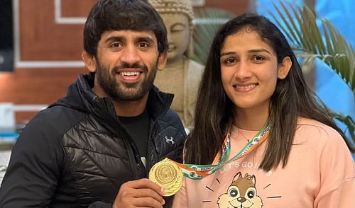 Sangeeta Phogat with husband Bajrang Punia after winning gold at national championship. (©Twitter/Bajrang Punia)