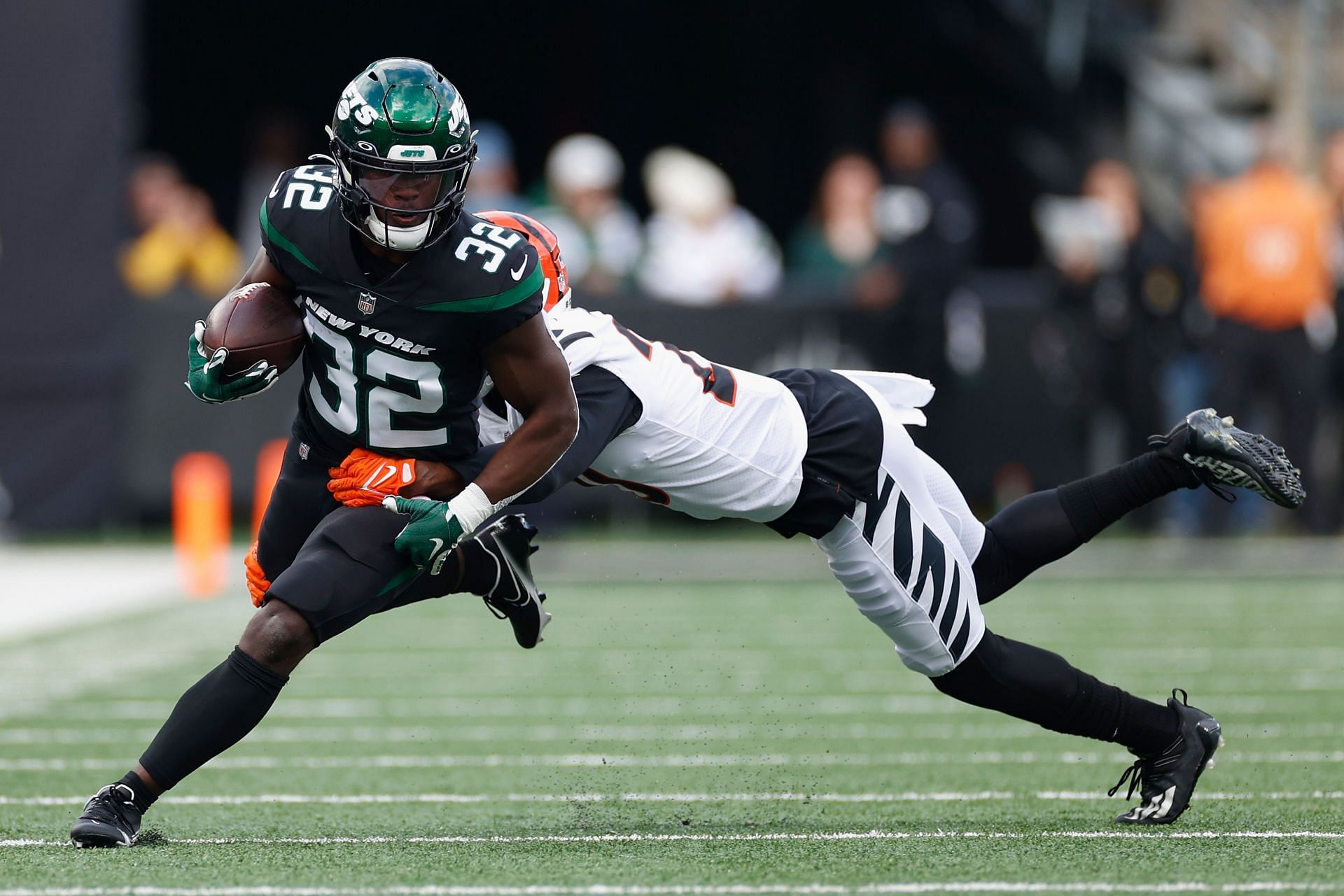 Carter (32) breaks loose for a big gain on Oct. 31 vs. Cincinnati