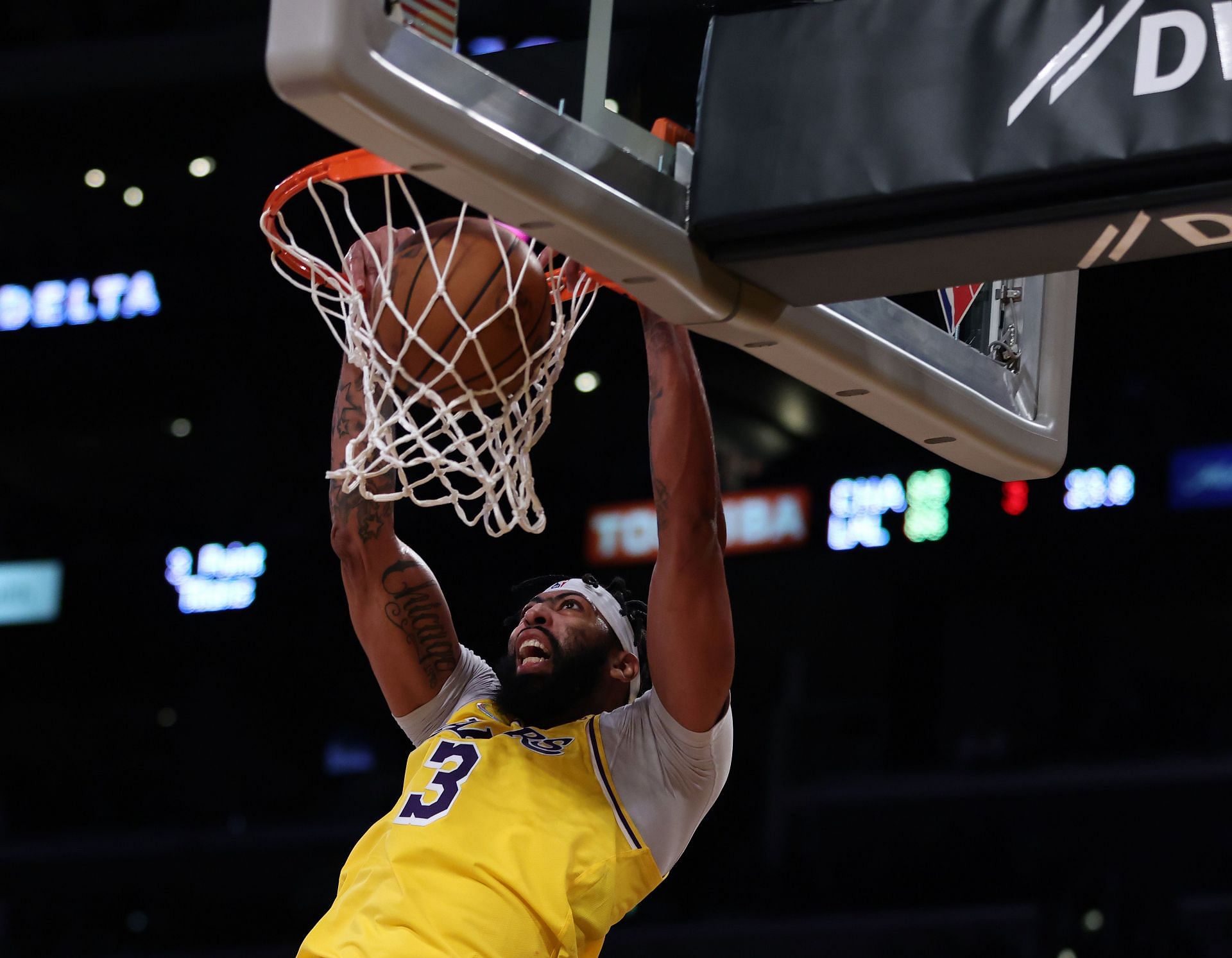 Anthony Davis #3 of the Los Angeles Lakers dunks