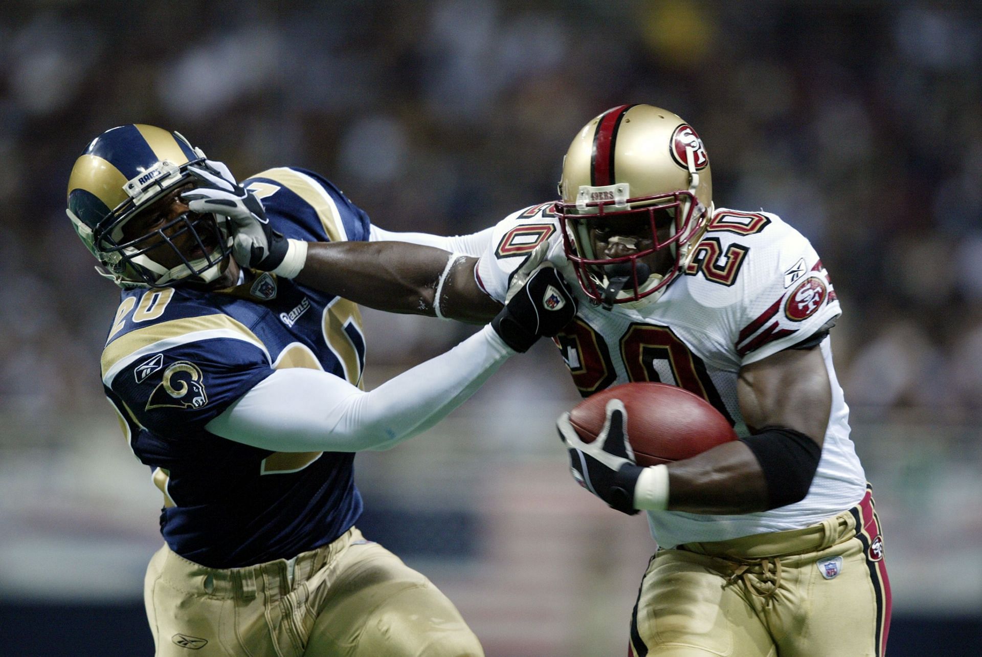 Garrison Hears (R) stiff-arms Kim Herring on the 49ers&#039; opening drive in December 2002 (Photo: Getty)
