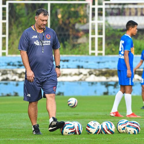 SC East Bengal head coach Manuel Diaz in a practice session (Image Courtesy: SC East Bengal Twitter)