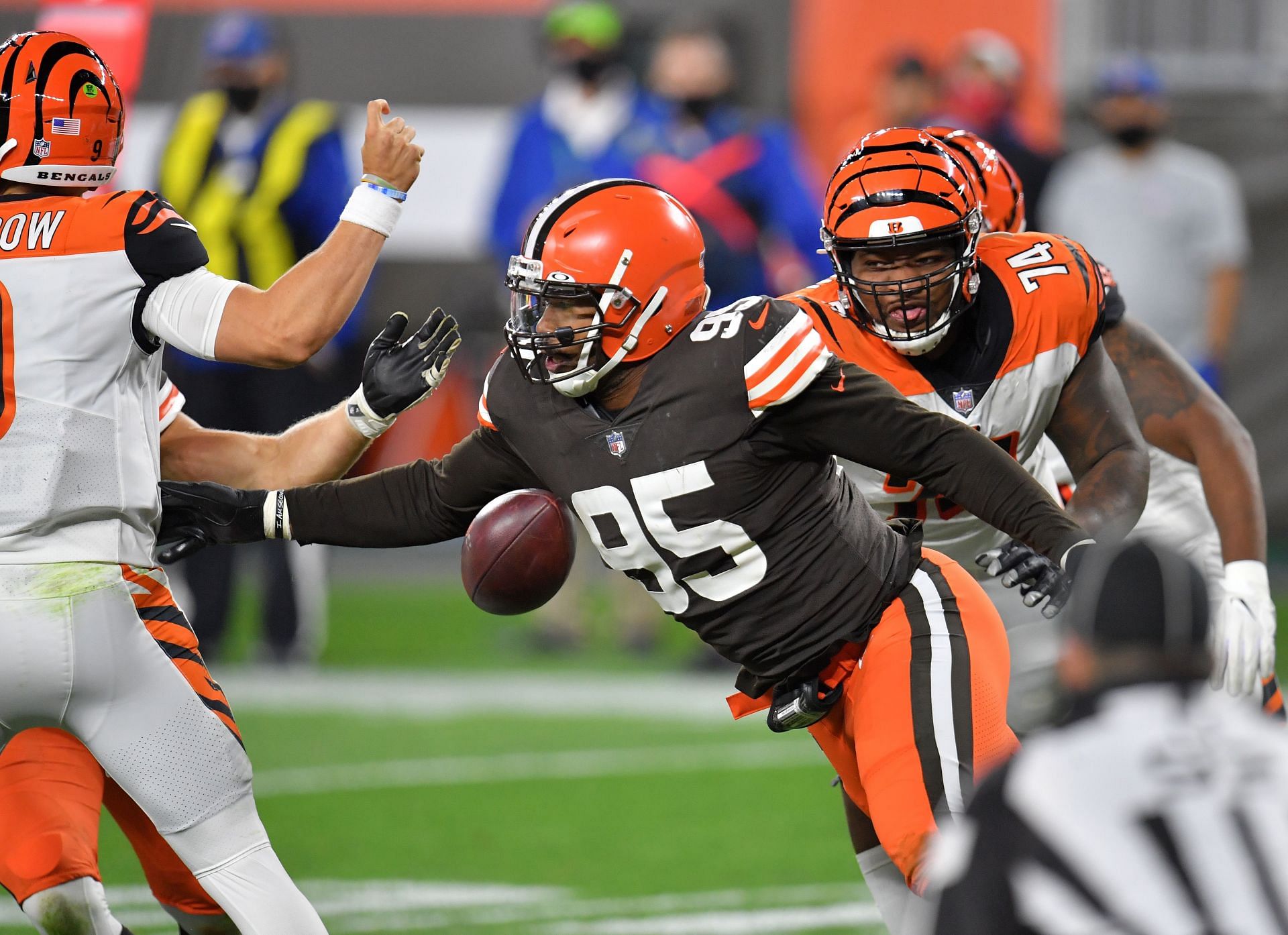 Cleveland defender Myles Garrett forces a fumble from Cincinnati QB Joe Burrow (Photo: Getty)