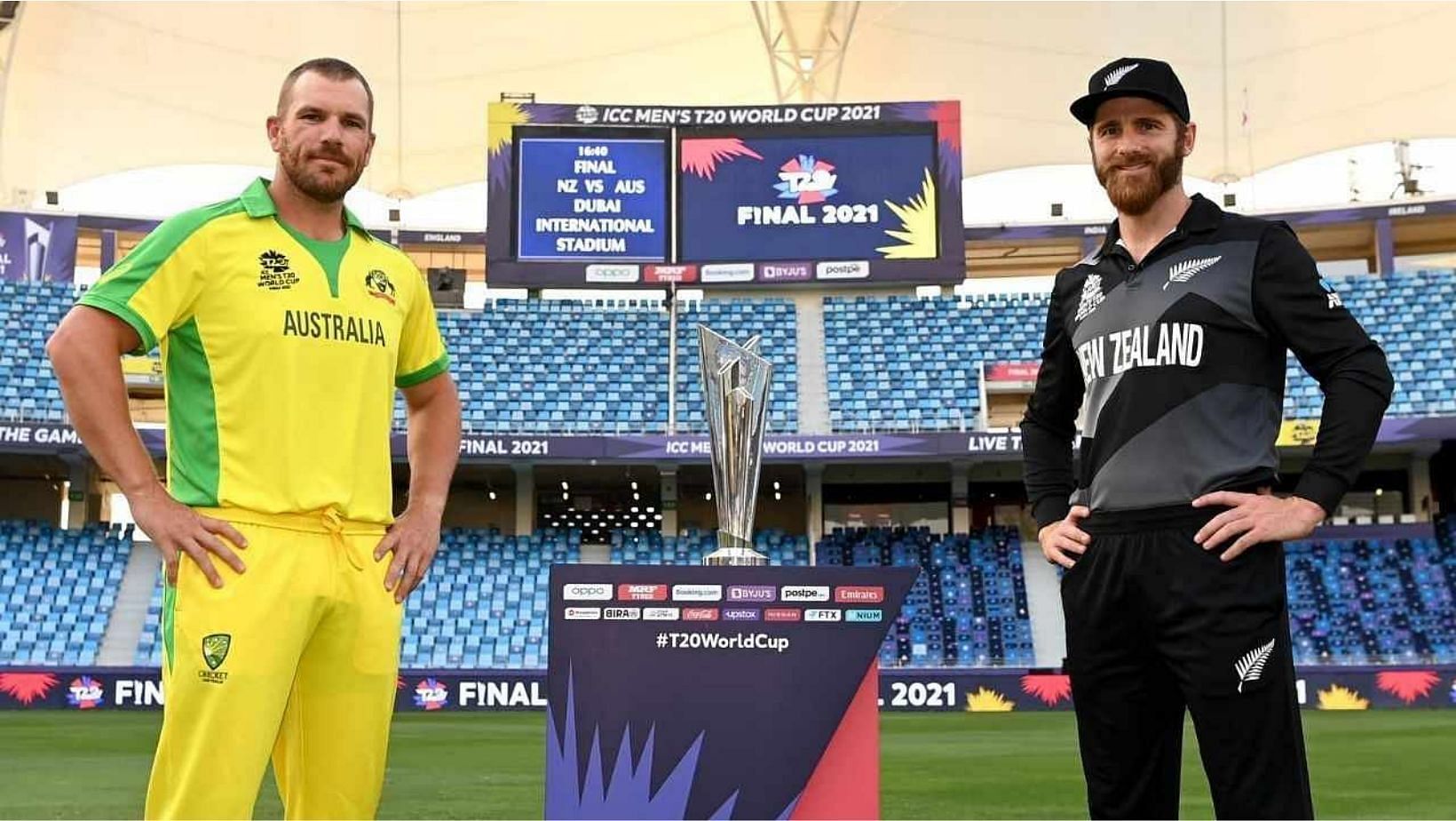 Aaron Finch and Kane Williamson pose with the ICC T20 World Cup trophy. (PC: ICC)
