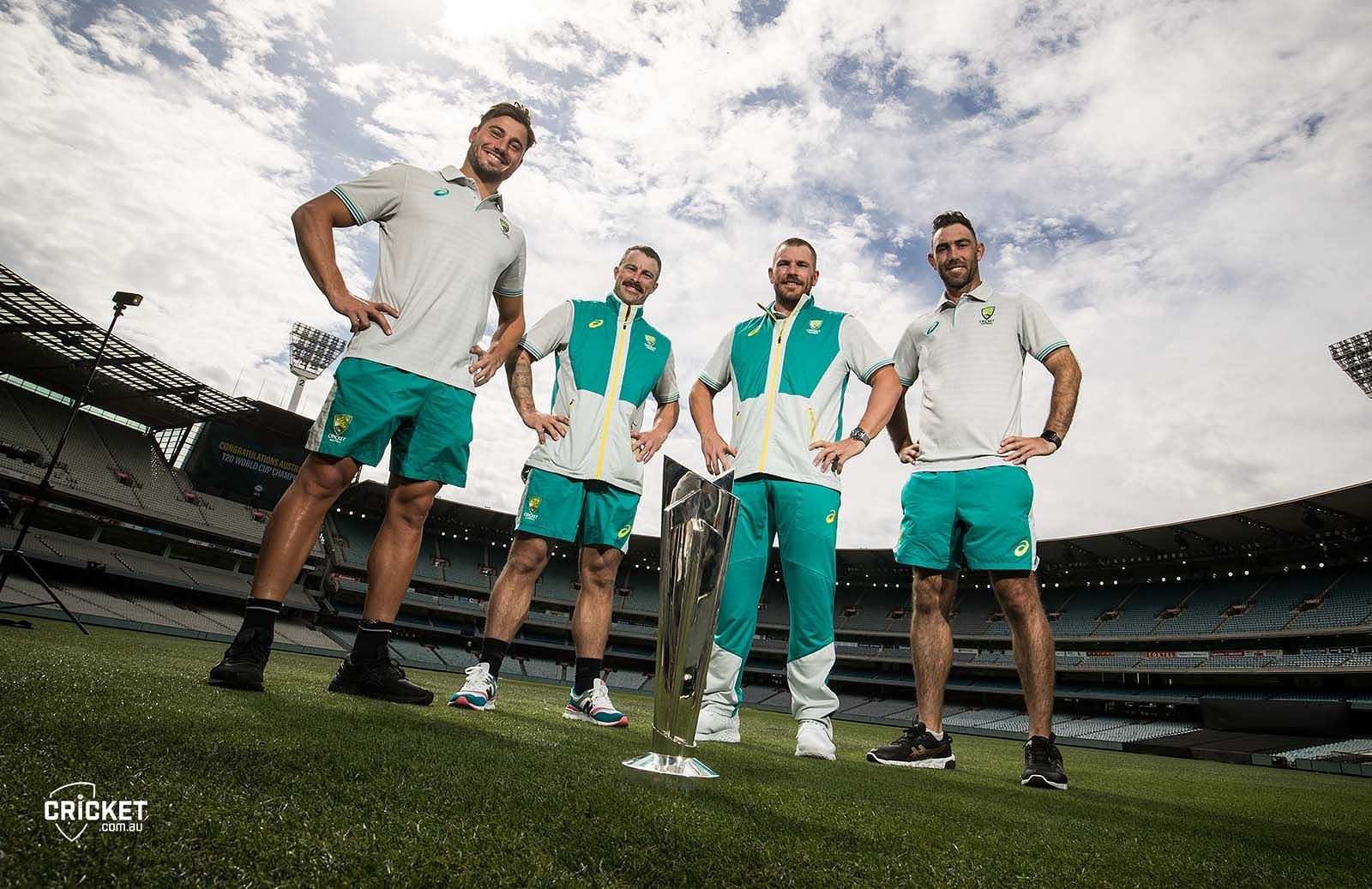 Australian team members posing with the 2021 T20 World Cup trophy. (Pic: cricket.com.au)