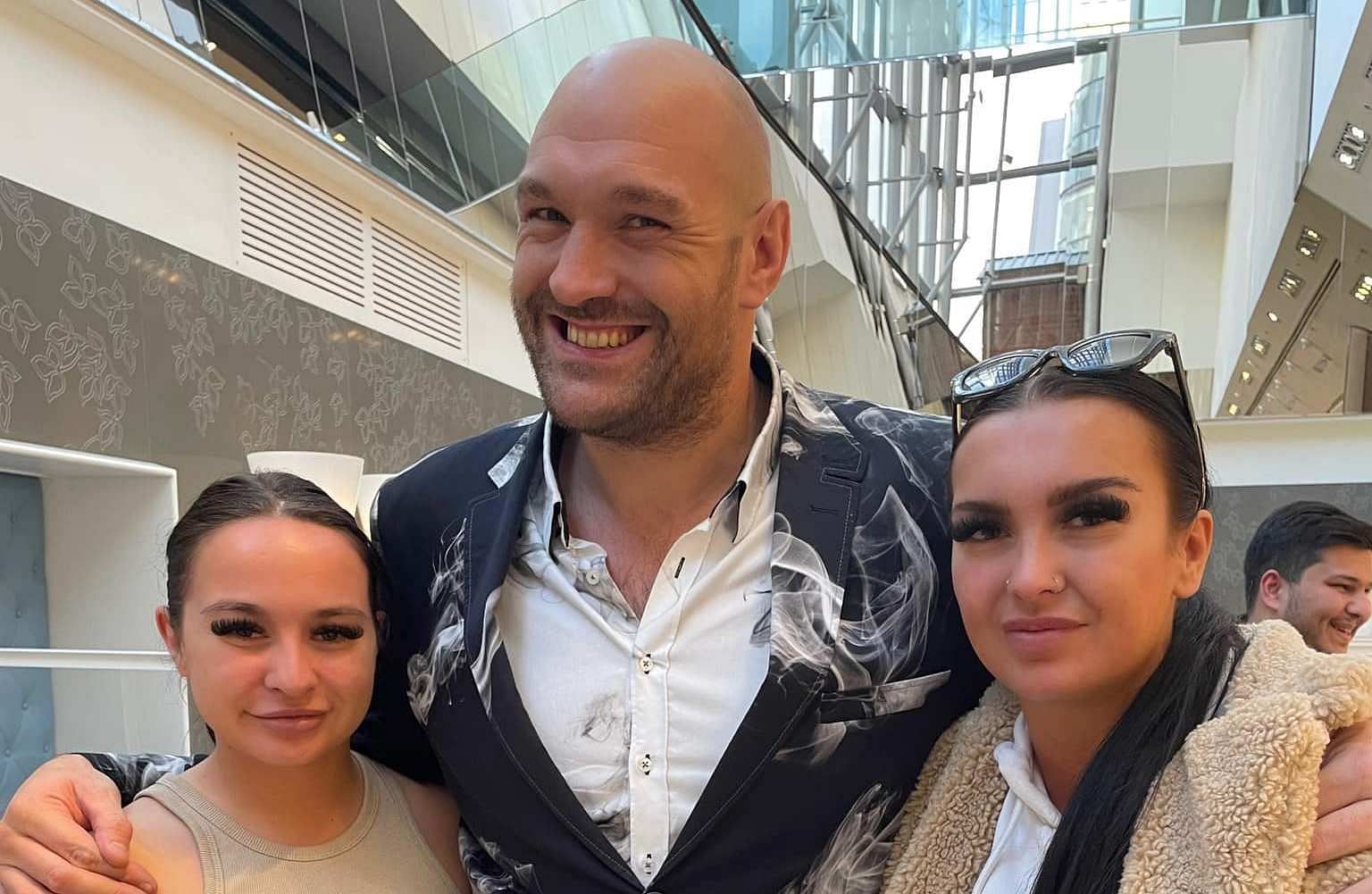 Tyson Fury with Stella Kabelis and Kailah Downie (Image via Stella Kabelis/Facebook)