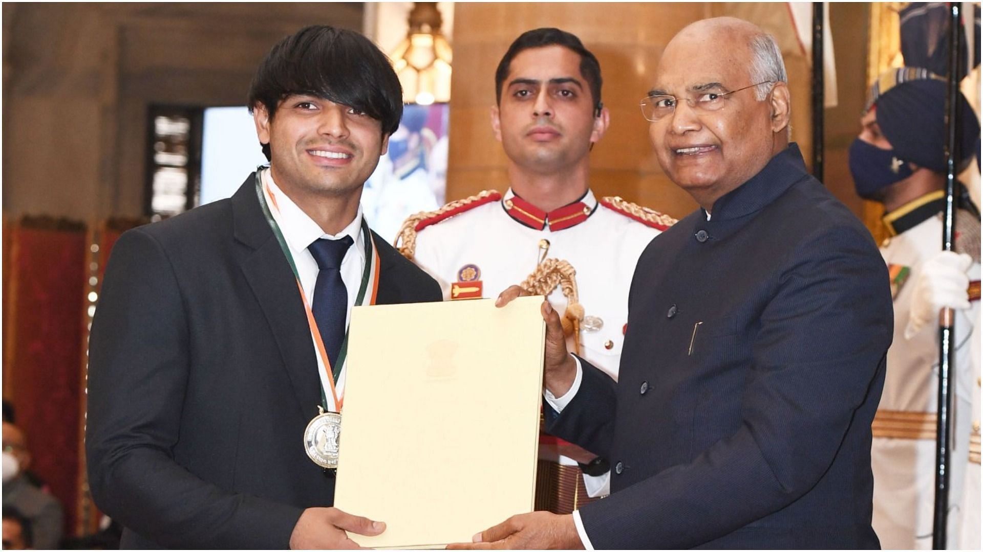 Neeraj Chopra receiving Major Dhyan Chand Khel Ratna honor at Rashtrapati Bhavan (Pic Credit: Neeraj Chopra twitter)