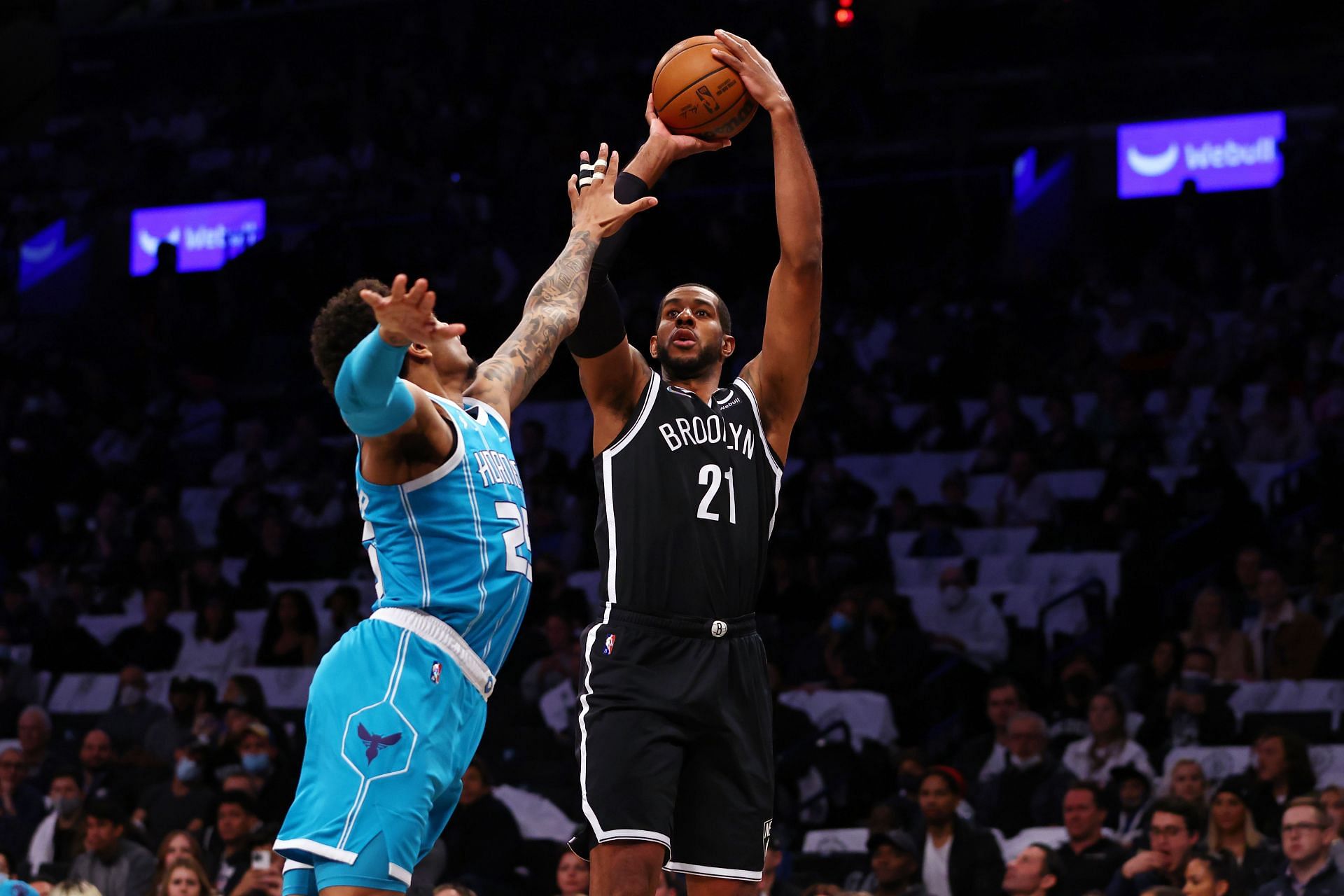 PJ Washington attempts to block a shot