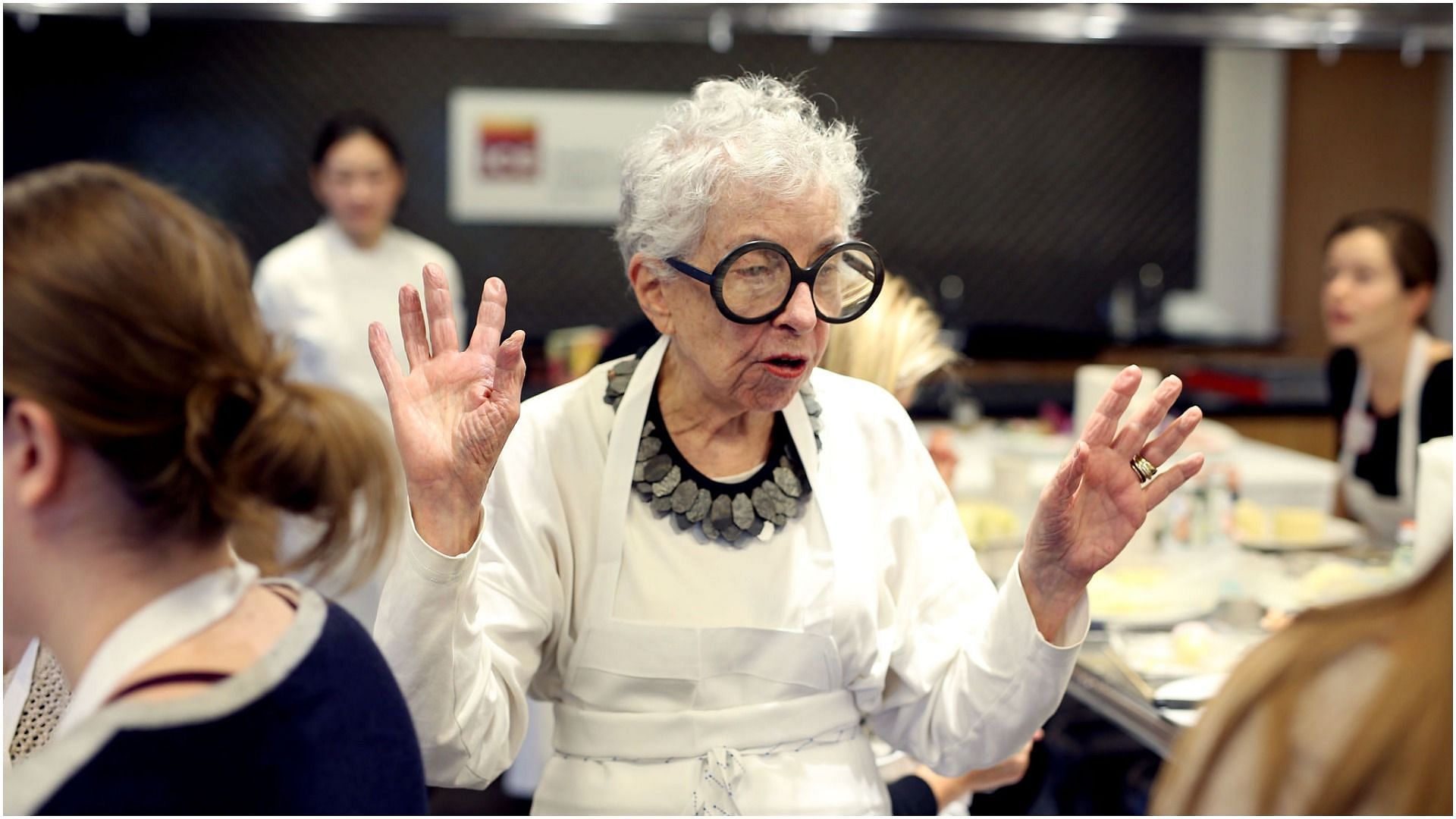 Sylvia Weinstock organiza una clase magistral de decoración de pasteles (Imagen a través de Getty Images / Paul Zimmerman)