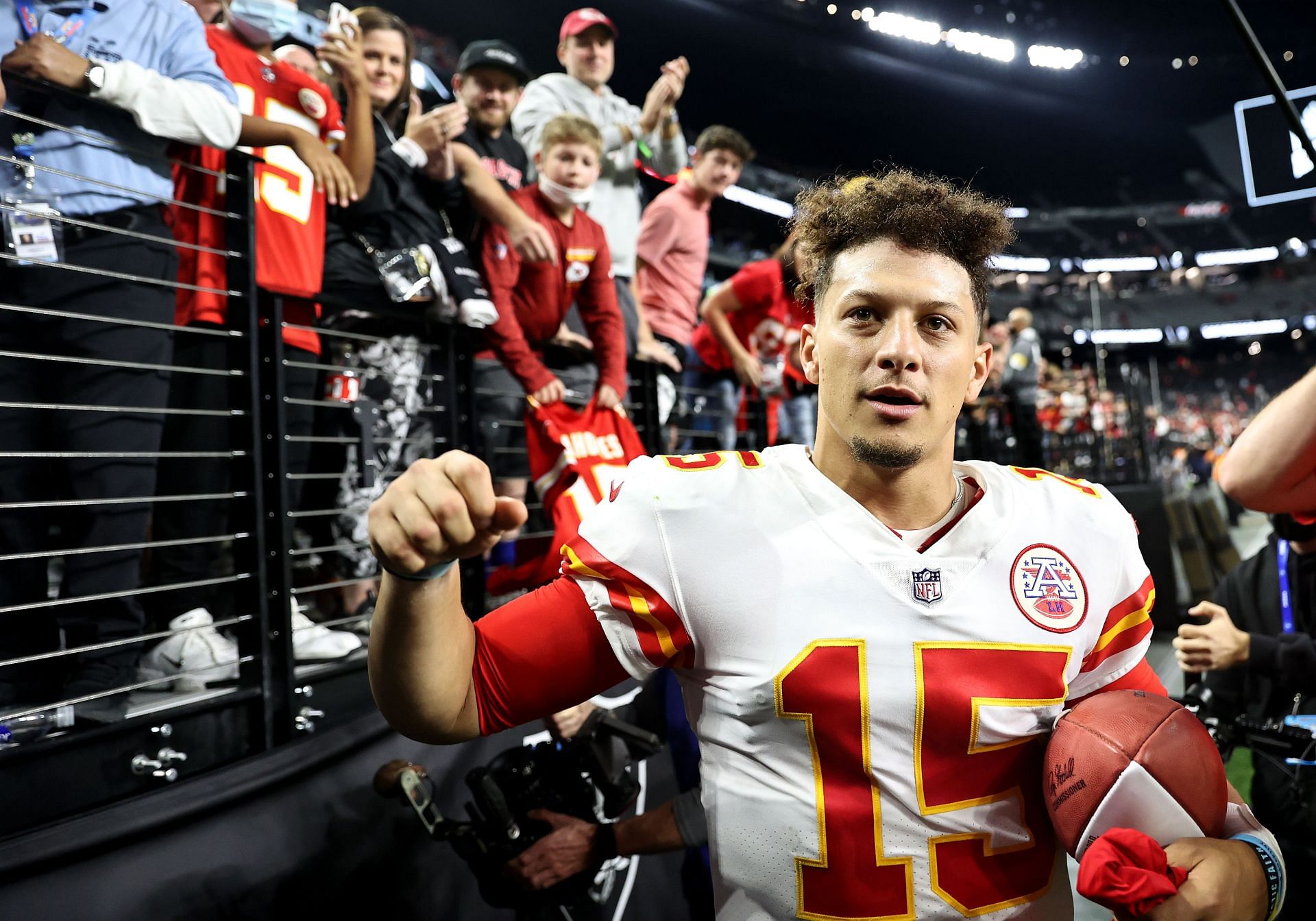 Sunday's NFL: Mahomes' 5 TD passes lead Chiefs past Raiders 41-14