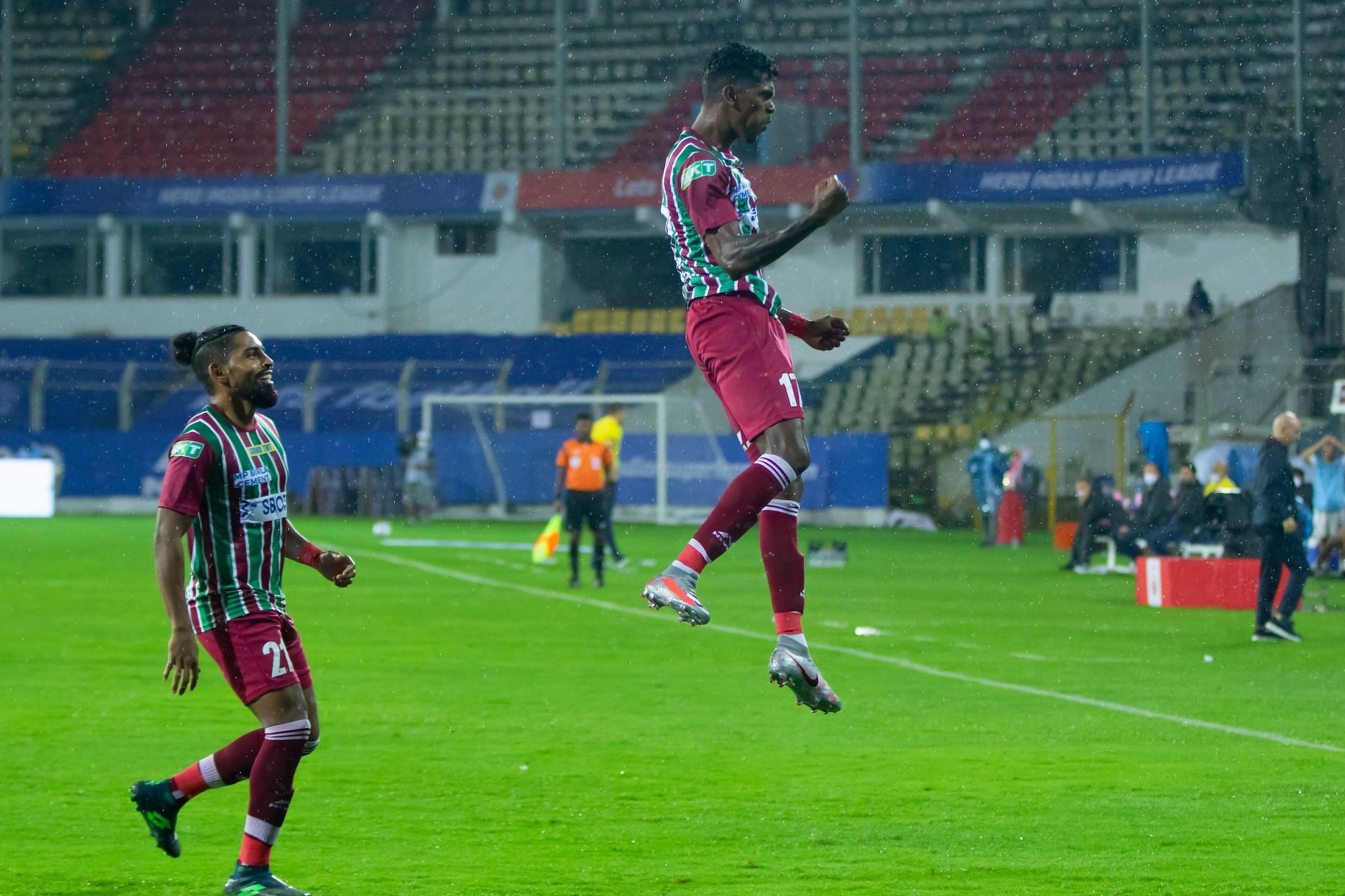 Liston Colaco celebrates after scoring ATK Mohun Bagan's fourth goal against Kerala Blasters in the ISL 2021-22 opener.