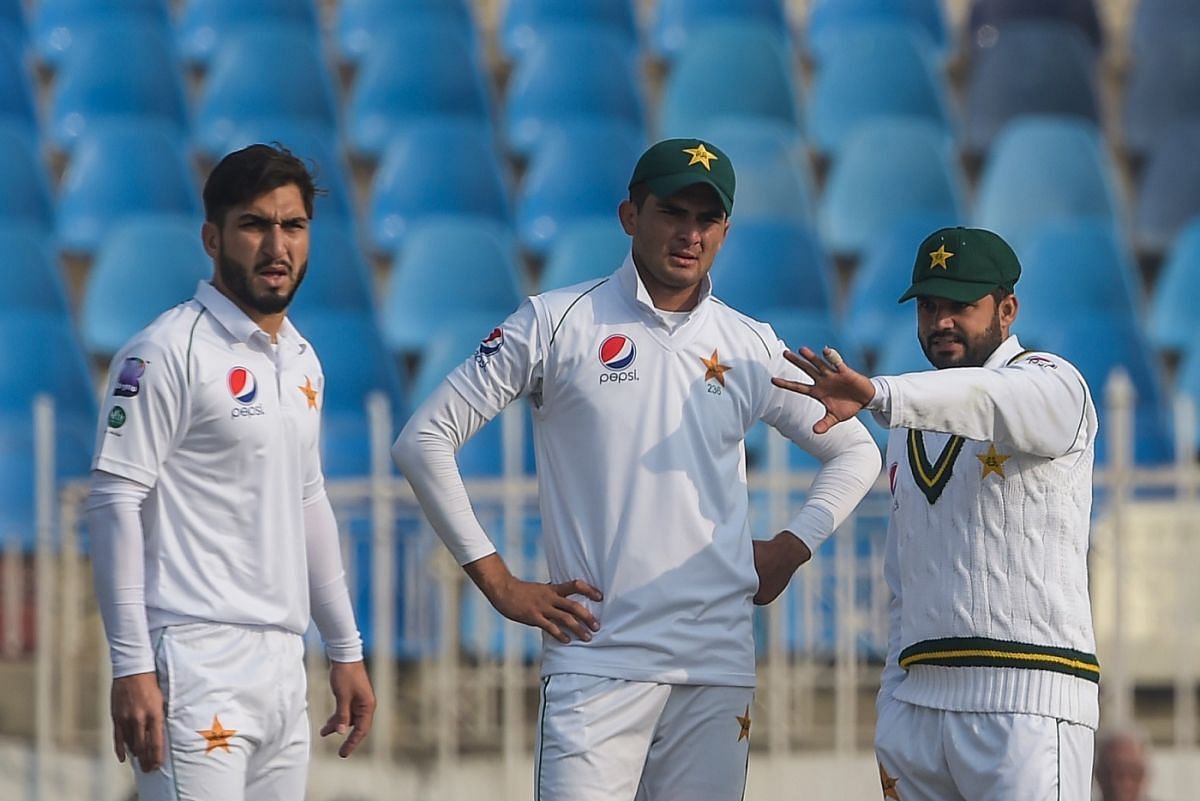 उस्मान शिनवारी पाकिस्तान के बल्लेबाज अजहर अली और युवा गेंदबाज शाहीन अफरीदी के साथ ( Photo : AFP )