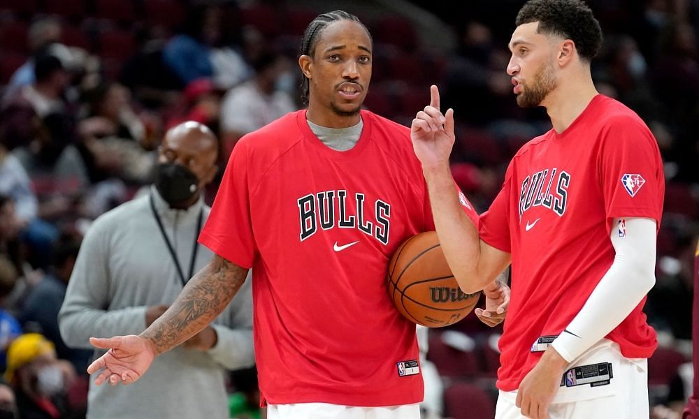 Zach LaVine (right) and DeMar DeRozan of the Chicago Bulls warming up