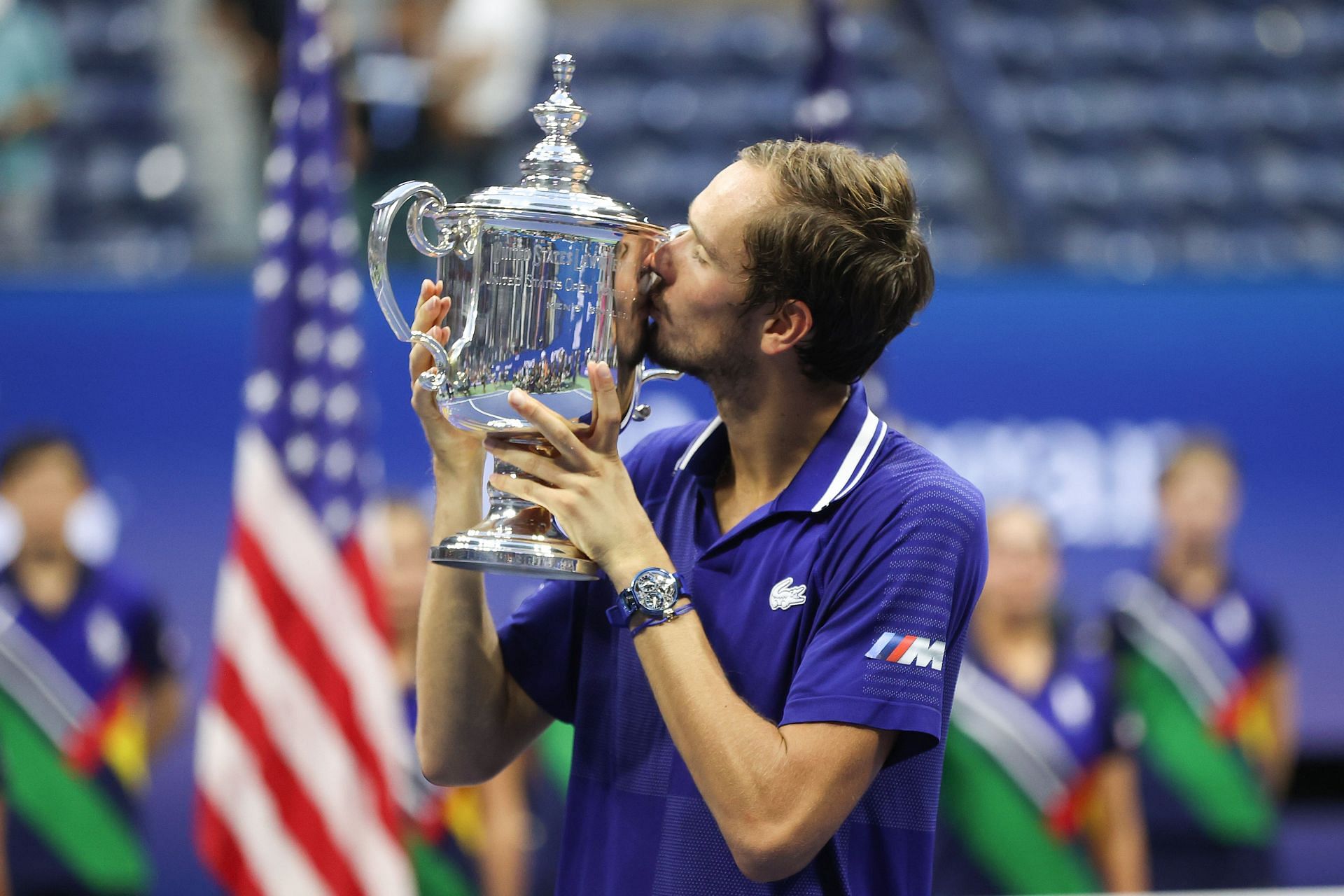Daniil Medvedev kisses the US Open 2021 trophy