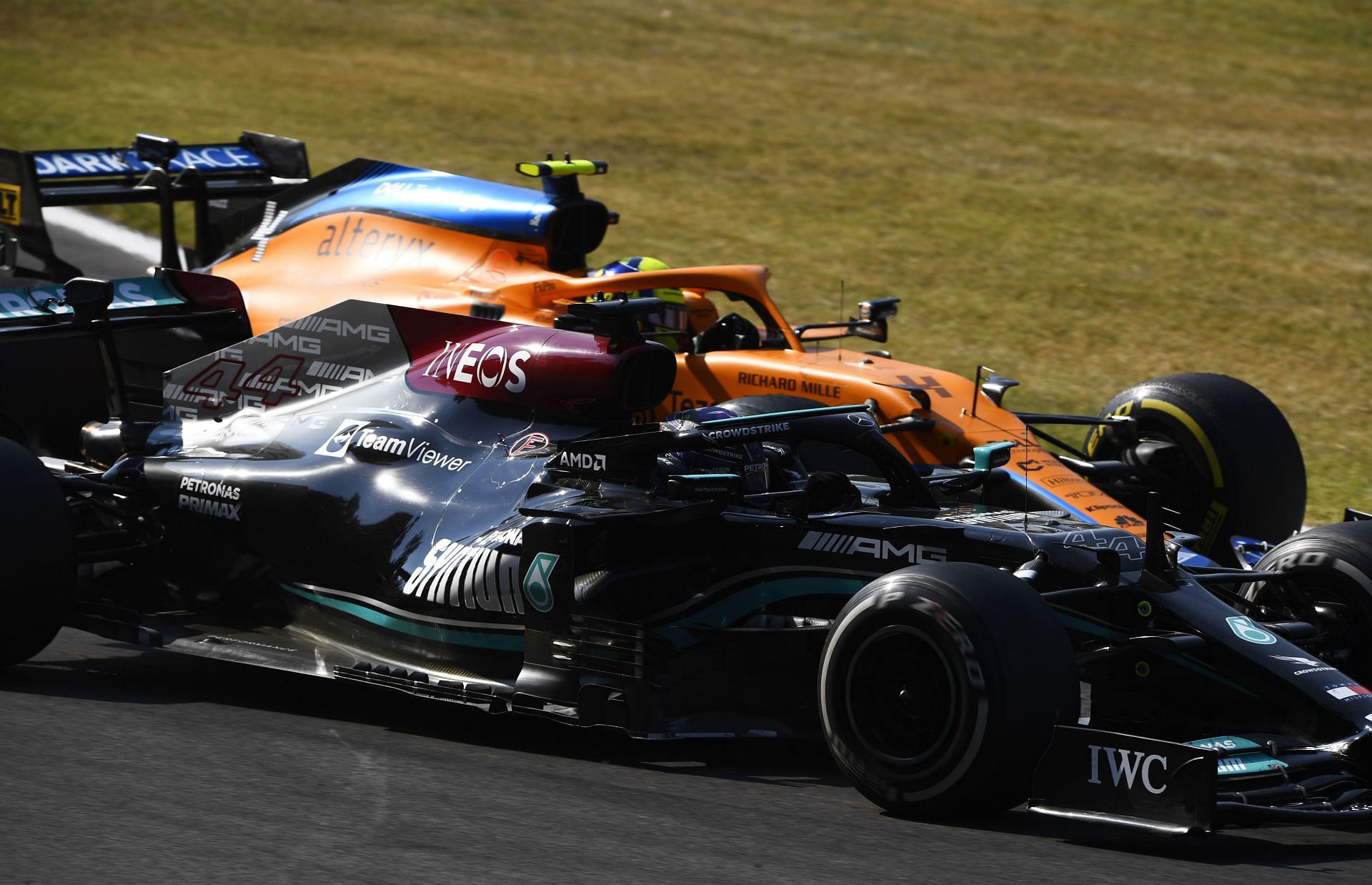 Lewis Hamilton and Lando Norris going wheel to wheel during the 2021 Brazil Grand Prix Sprint race. (Photo by Rudy Carezzevoli/Getty Images)