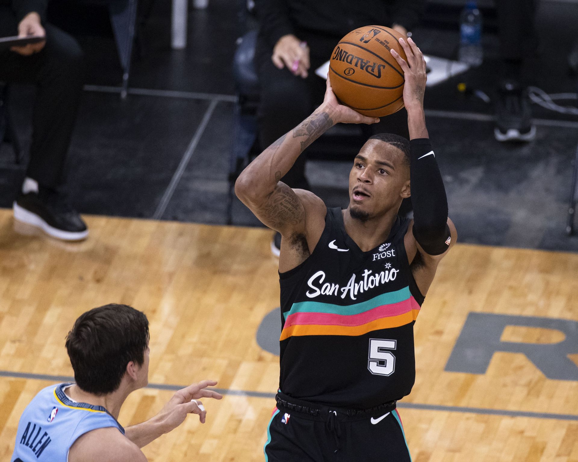 Dejounte Murray of the San Antonio Spurs shoots the ball against the Memphis Grizzlies.