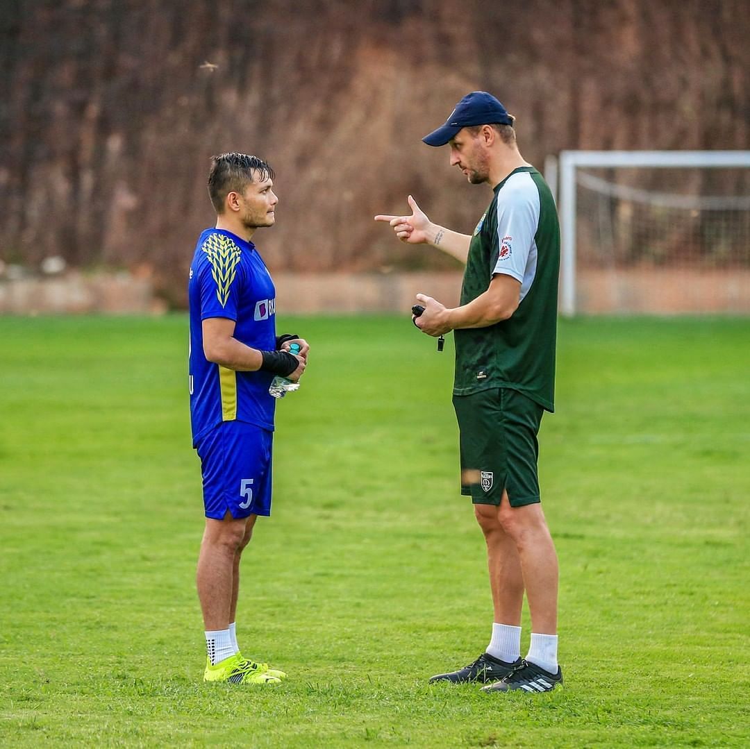 Nishu Kumar (L) in discussion with Ivan Vukomanovic during pre-season training (Image courtesy: Kerala Blasters Instagram)