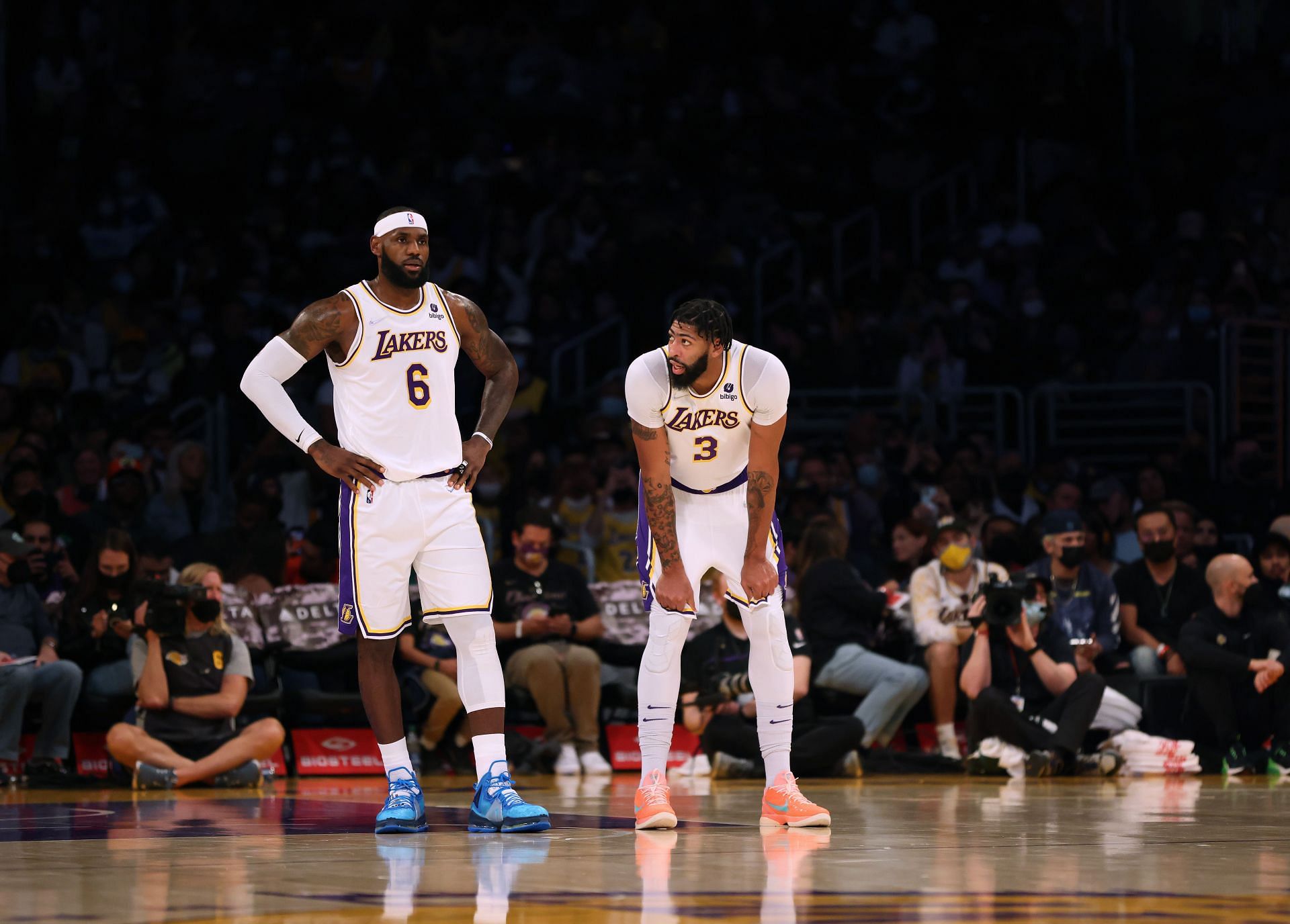 Anthony Davis (R) and the Los Angeles Lakers will be without LeBron (L) against the San Antonio Spurs