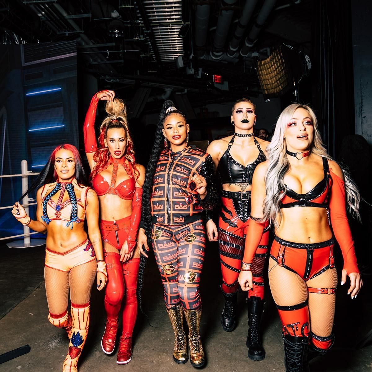 WWE सुपरस्टार्स बियांका ब्लेयर, लिव मॉर्गन, कार्मेला, क्वीन जेलिना और रिया रिप्ली