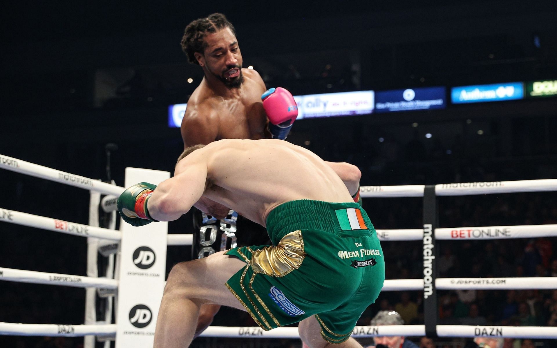 Demetrious Andrade beats Jason Quigley [Image Courtesy: @MirrorFighting on Twitter]