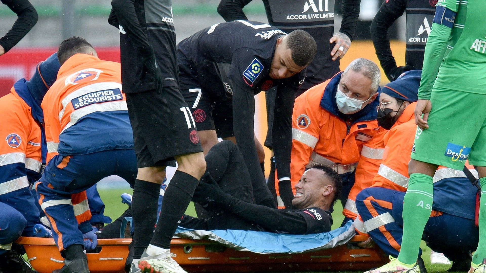 Neymar was stretchered off during PSG&#039;s 3-1 win over Saint-Etienne