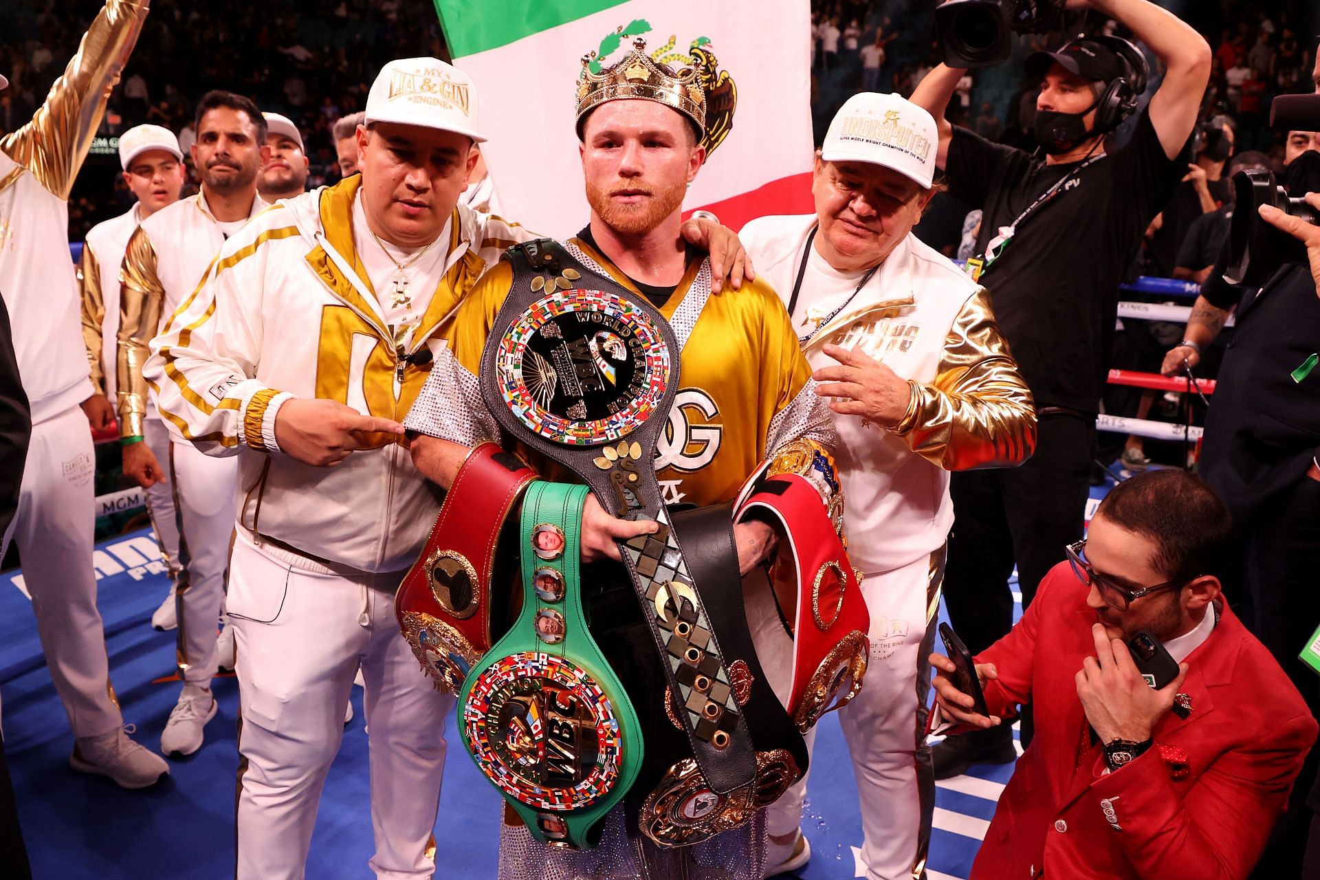 Canelo Alvarez became the first ever unified super-middleweight champion