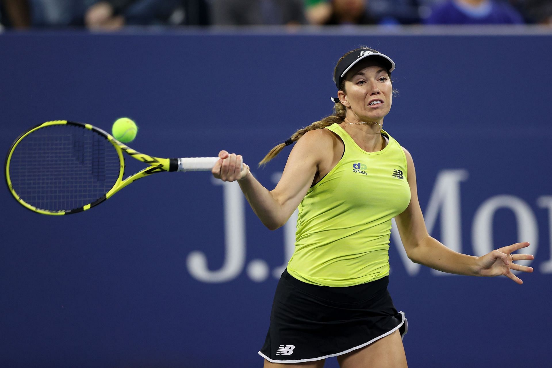 Danielle Collins strikes a forehand at the 2021 US Open