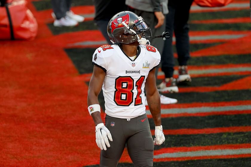 WR Antonio Brown re-signs with Buccaneers on one-year deal