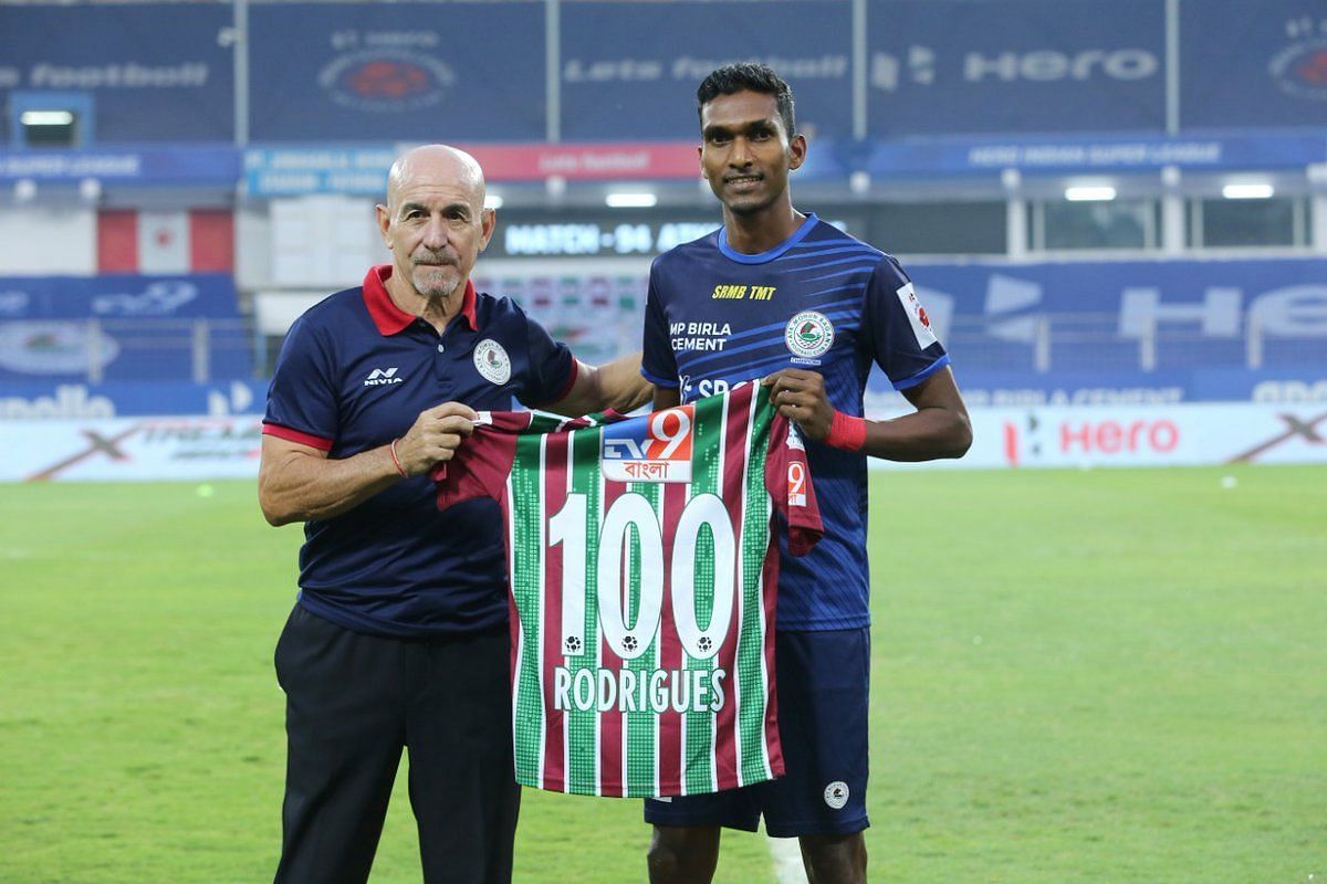 Lenny Rodrigues gets a jersey from ATK Mohun Bagan coach Antonio Lopez Habas on the eve of his 100th ISL appearance (Image Courtesy: ATKMB Twitter)