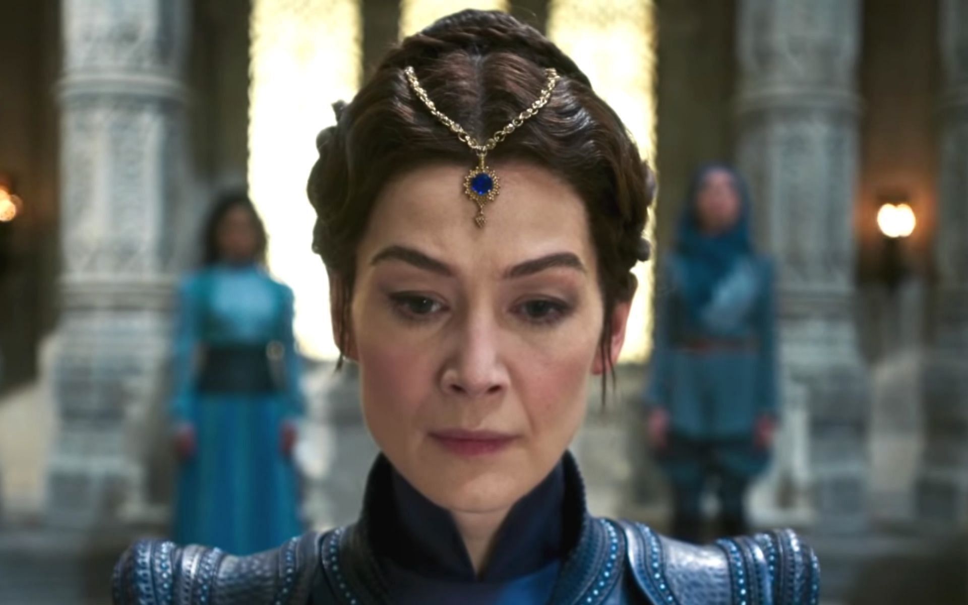 Rosamund Pike as Moiraine Damodred in The Wheel of Time (Image via Prime Video)
