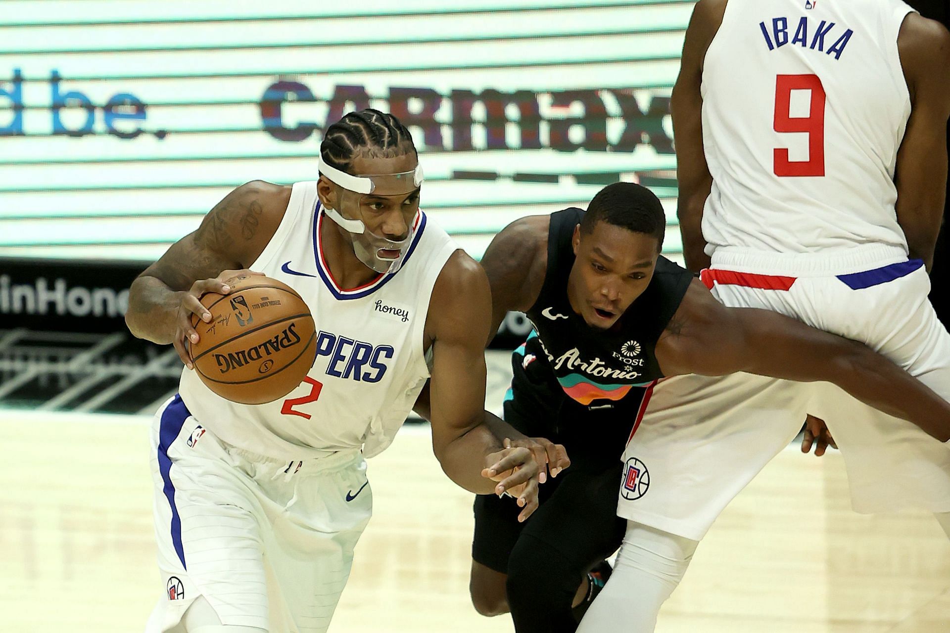 Lonnie Walker of the San Antonio Spurs and Kawhi Leonard of the Los Angeles Clippers.