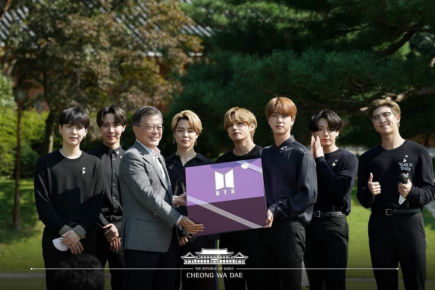 BTS with South Korean President Moon Jae In at First Youth Day (Image via @TheBlueHouseENG/Twitter)