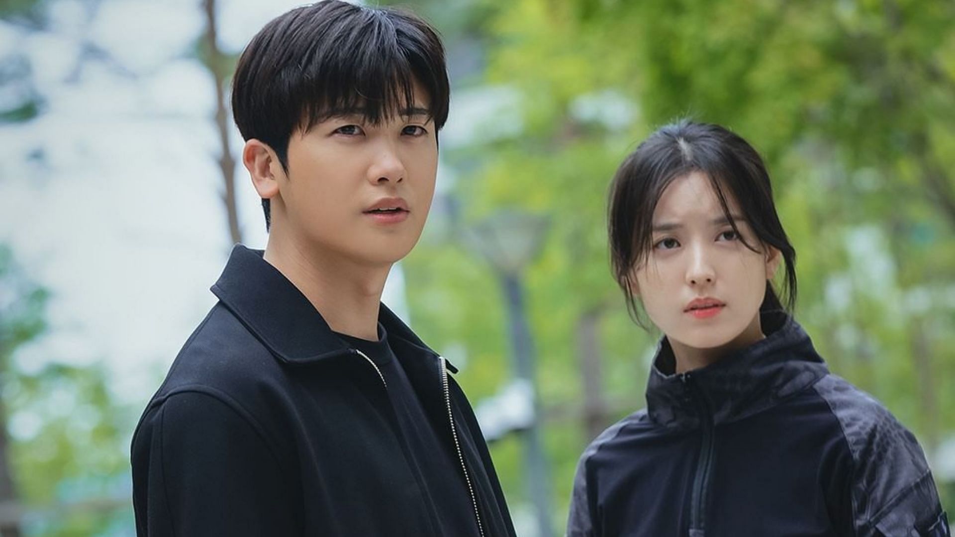 A still of Sae Beom and Yi Hyun in Happiness (Image via tvn_drama/Instagram)