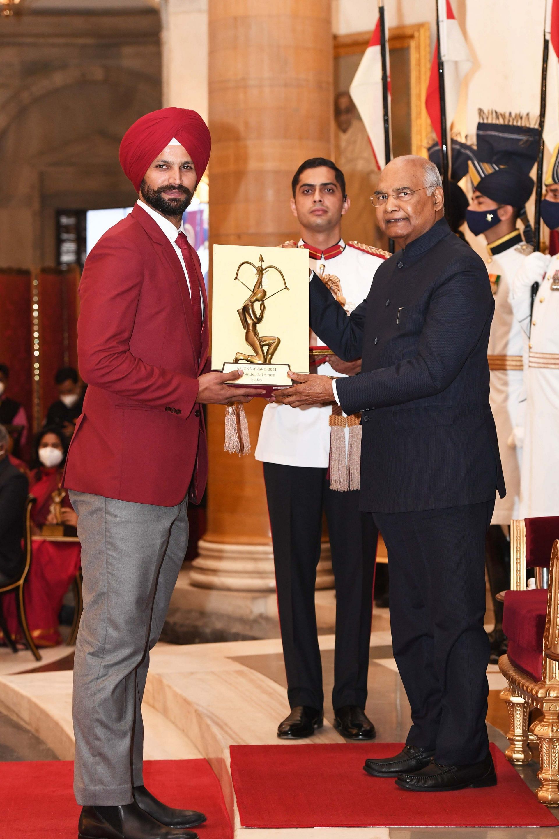 ओलंपिक कांस्य पदक विजेता हॉकी टीम के स्टार खिलाड़ी रुपिंदर पाल सिंह अर्जुन अवॉर्ड के साथ ।