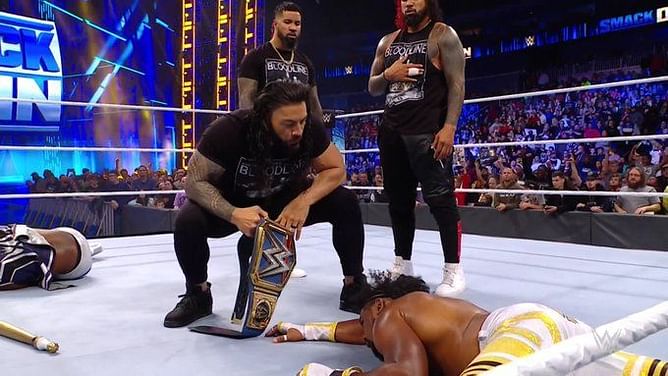 WWE SmackDown में रोमन रेंस ने वापसी करते हुए की दिग्गजों की हालत खराब, मेन इवेंट में मचाया बवाल