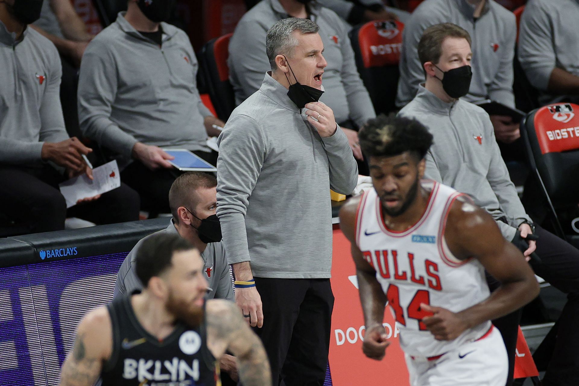 Chicago Bulls head coach Billy Donovan (in the middle)