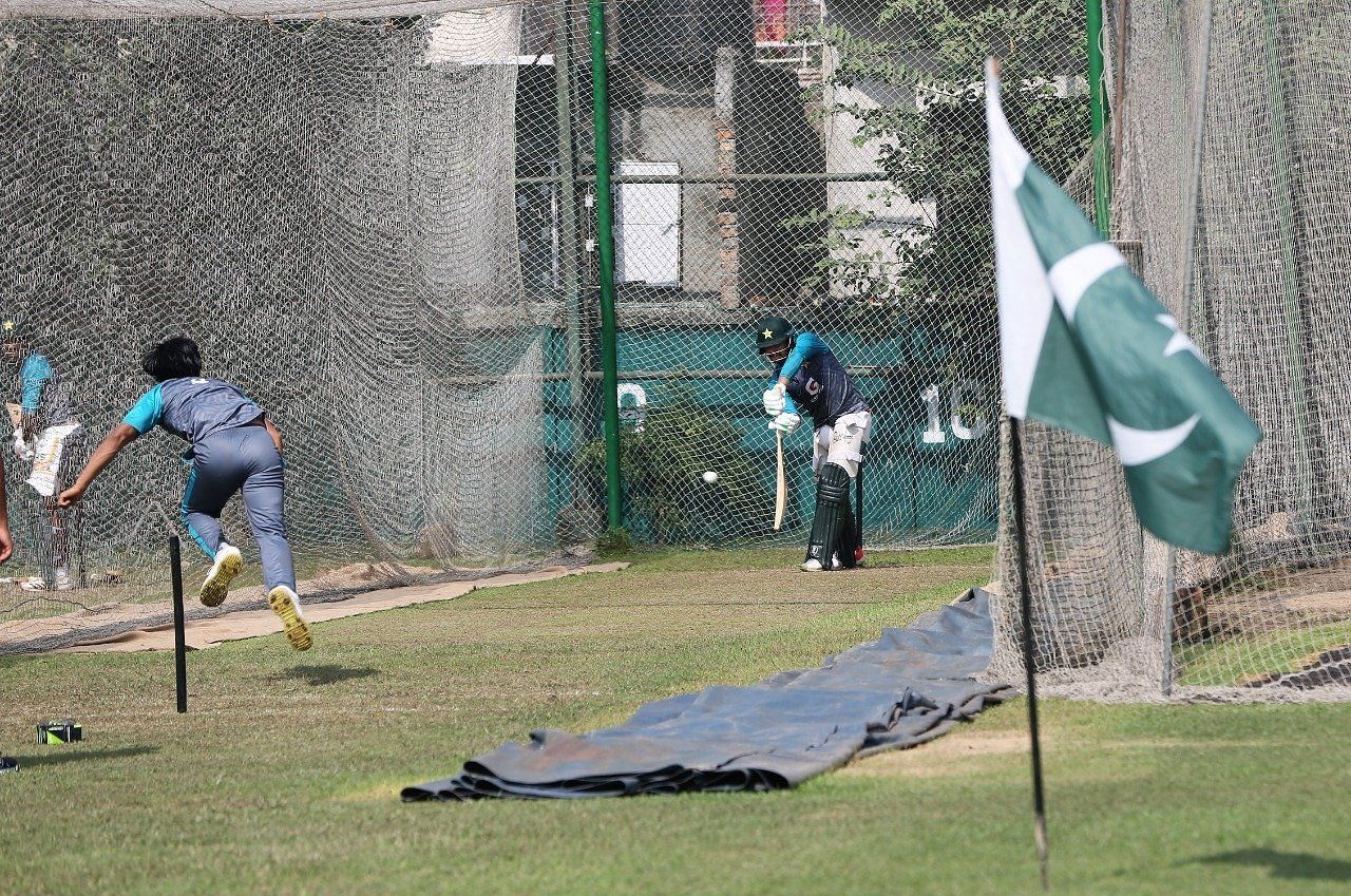 प्रैक्टिस सेशन के दौरान पाकिस्तान का झंडा मैदान में लगाया गया