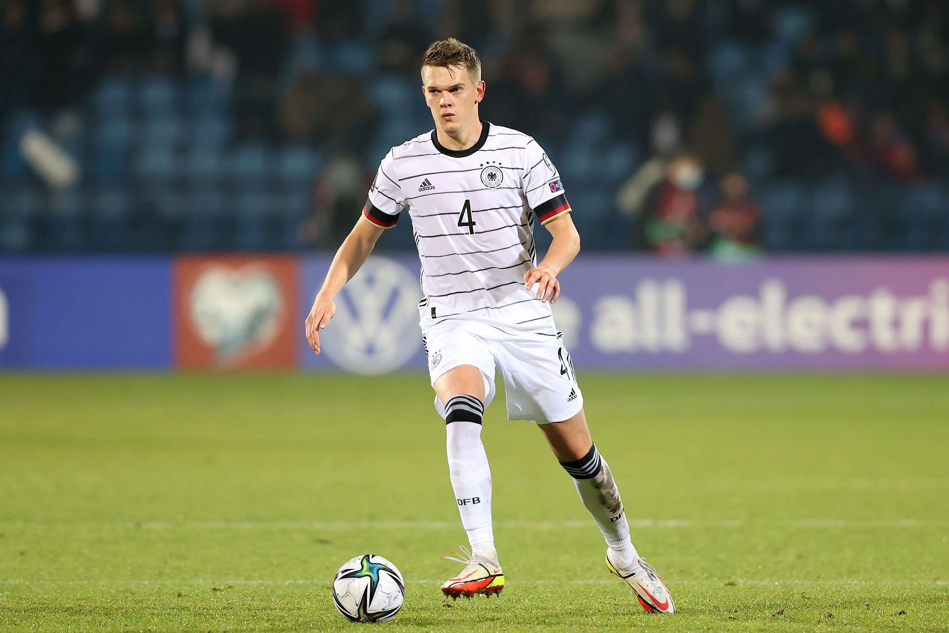 Chelsea are having an advantage in the race to sign Matthias Ginter.