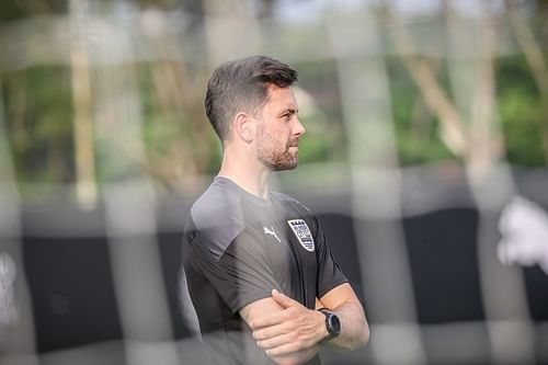 Mumbai City FC coach Des Buckingham looks on during the reigning ISL champions' training session. [Source: Twitter]