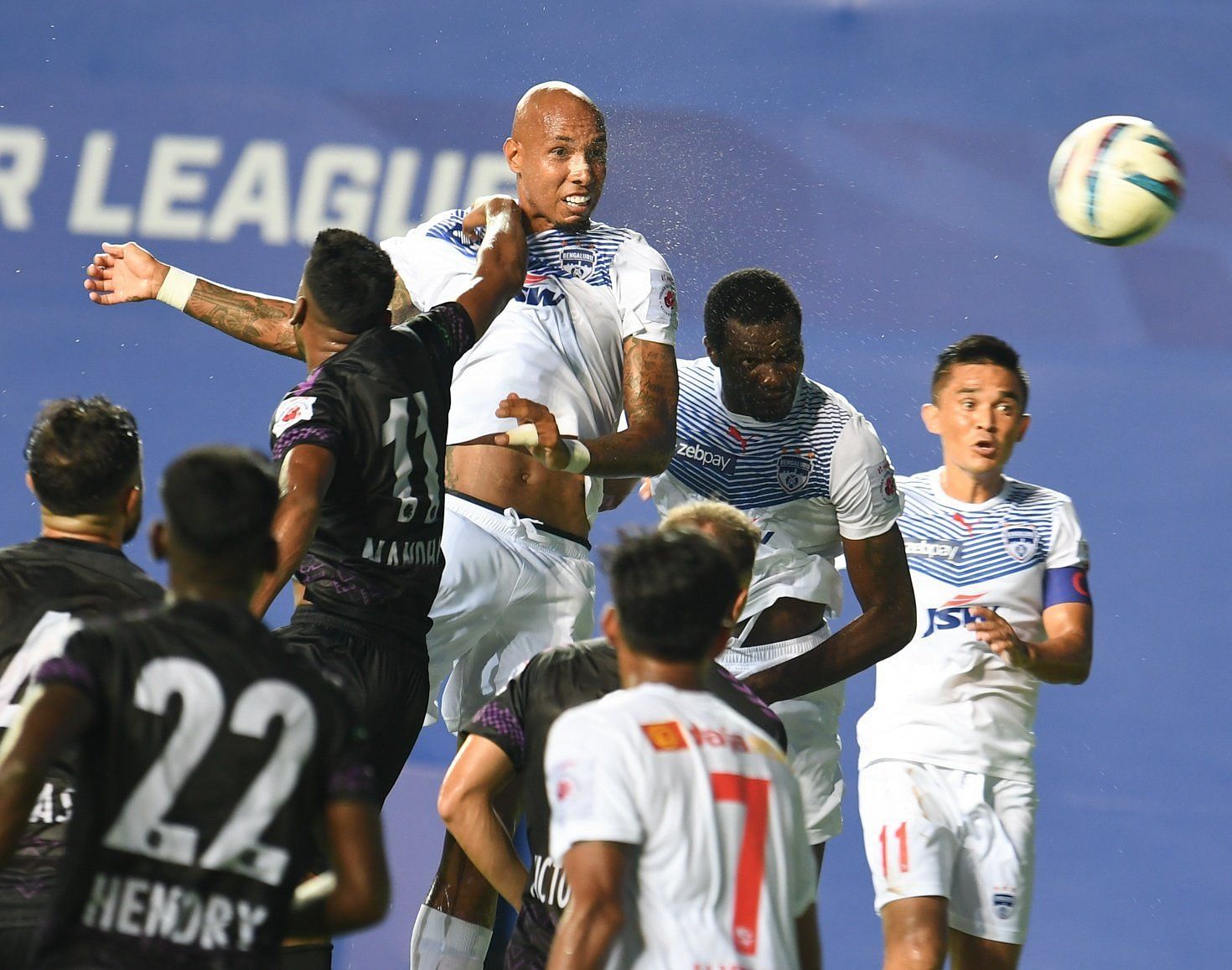 Alan Costa scroing the equaliser for Bengaluru in the early minutes of the game