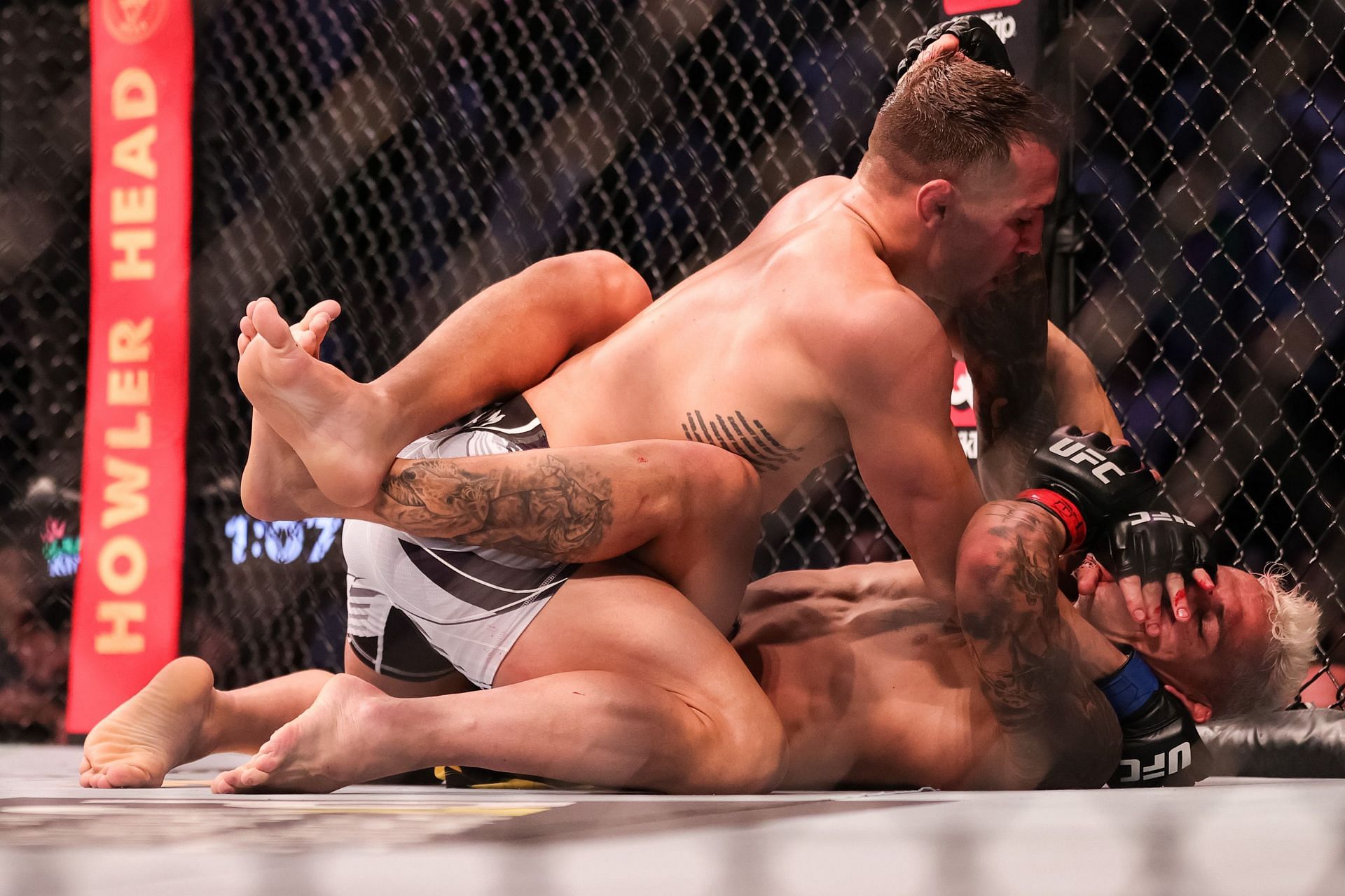 Michael Chandler smothers Charles Oliveira