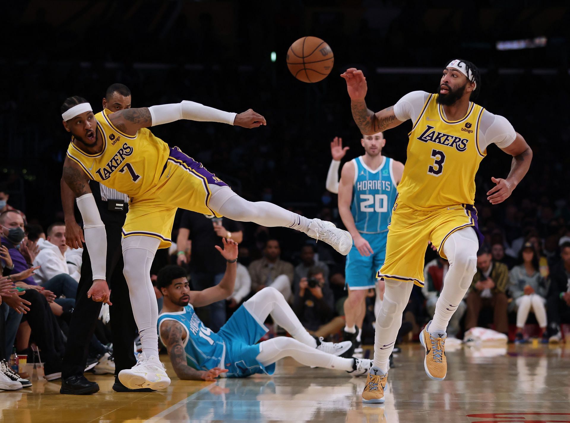 Carmelo Anthony passes the ball to Anthony Davis during Charlotte Hornets v Los Angeles Lakers