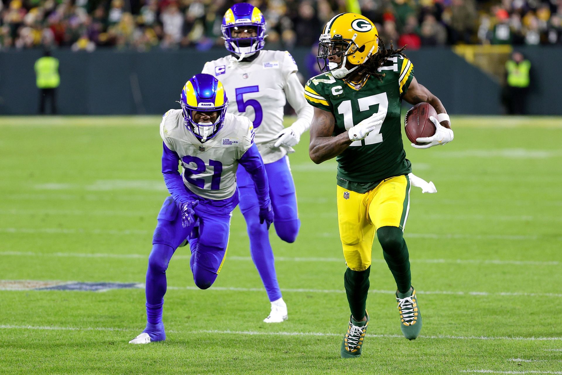 Davante Adams (17) flees from Rams CB Jalen Ramsey (5) and Dont&#039;e Deayon (21) in Sunday&#039;s showdown between the Packers and Rams (Photo: Getty)