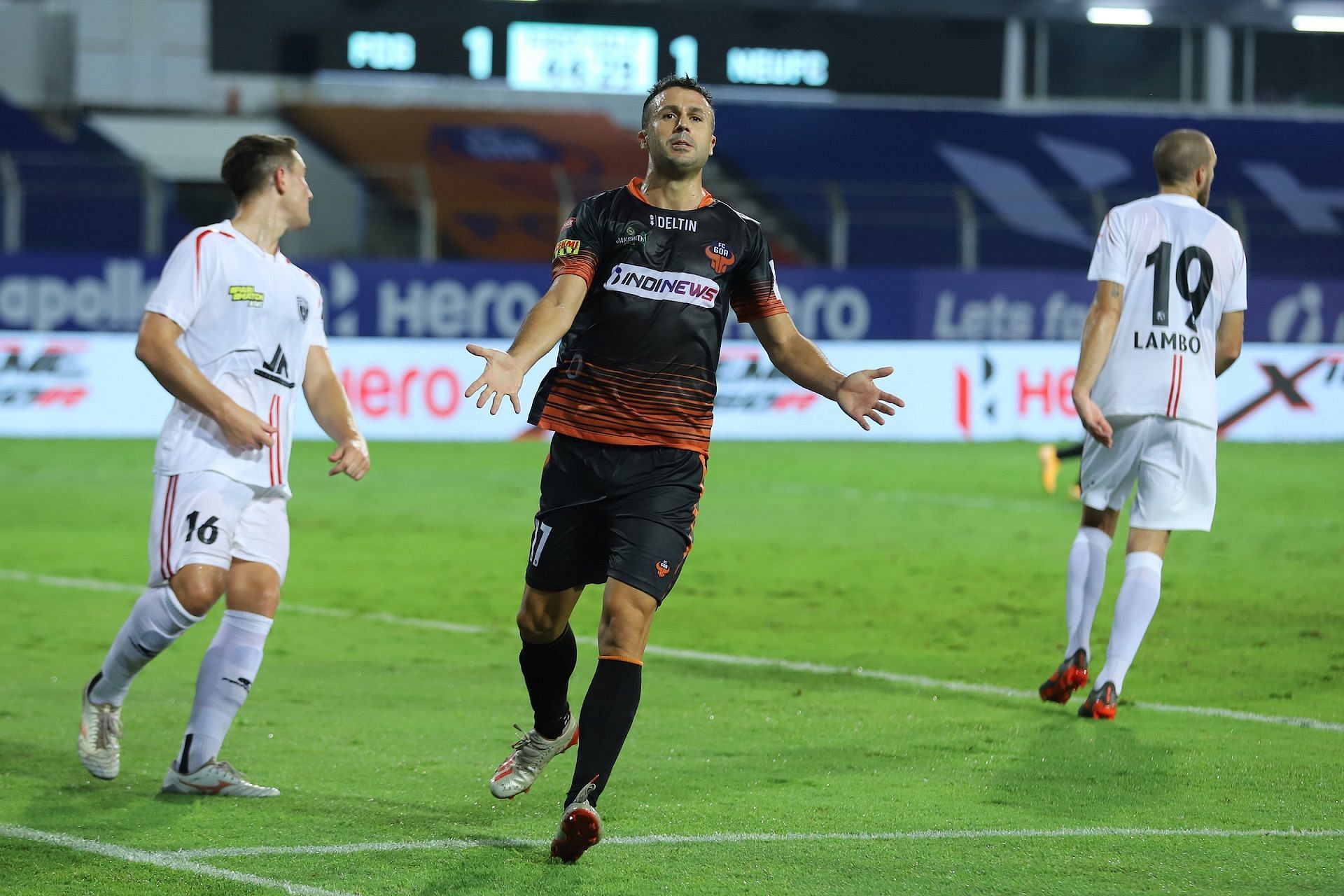 Igor Angulo (C) in action for FC Goa in ISL 2020-21 (Image courtesy: ISL Media)