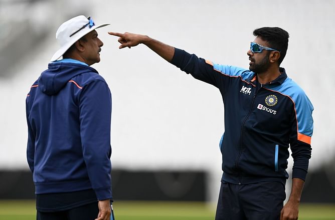 T20 World Cup 2021: "Experience on the bench is of absolutely no use" - Aakash Chopra picks his preferred bowling lineup for Team India