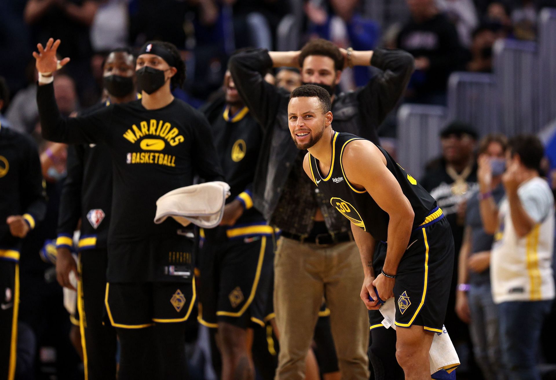 Stephen Curry and the Golden State Warriors celebrate against the Charlotte Hornets