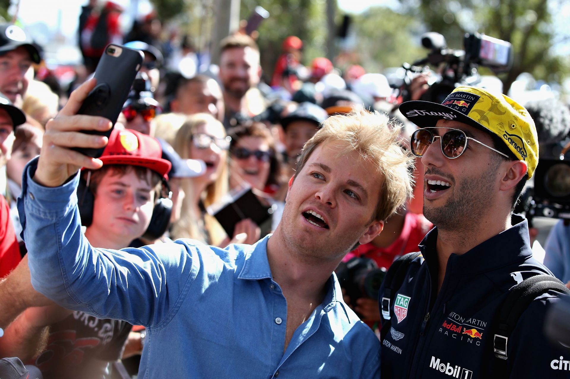 Nico Rosberg and Daniel Ricciardo take a selfie at the 2018 Australian Grand Prix